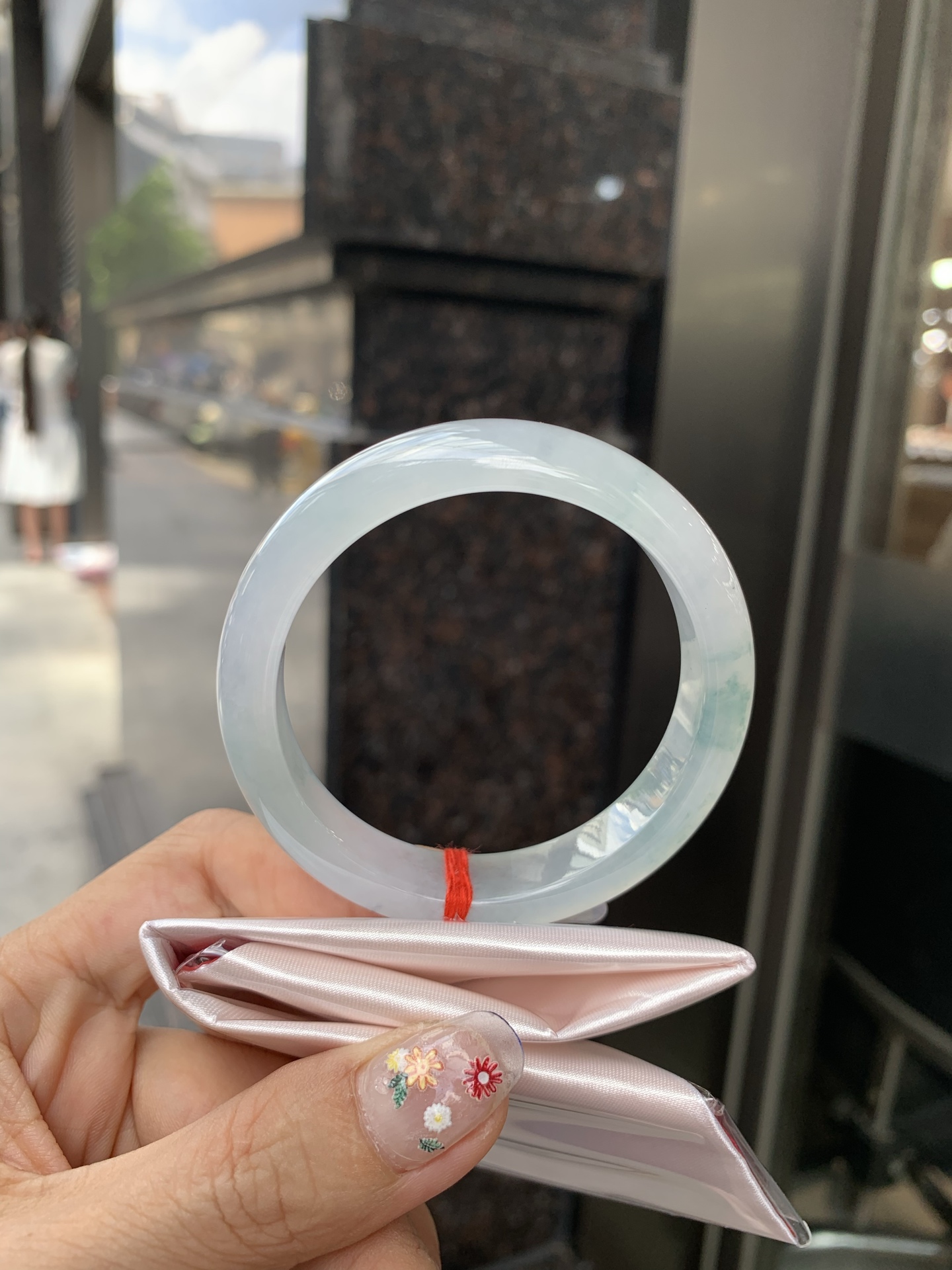 冰飘花正圈 52.5-7.5-11.8 0522-N769 打灯细纹，底妆冰润细腻，冰底中开出了朵朵蓝花，飘花灵动飘逸，勾勒出一幅唯美诗意的山水意境画，古典优雅又秀气