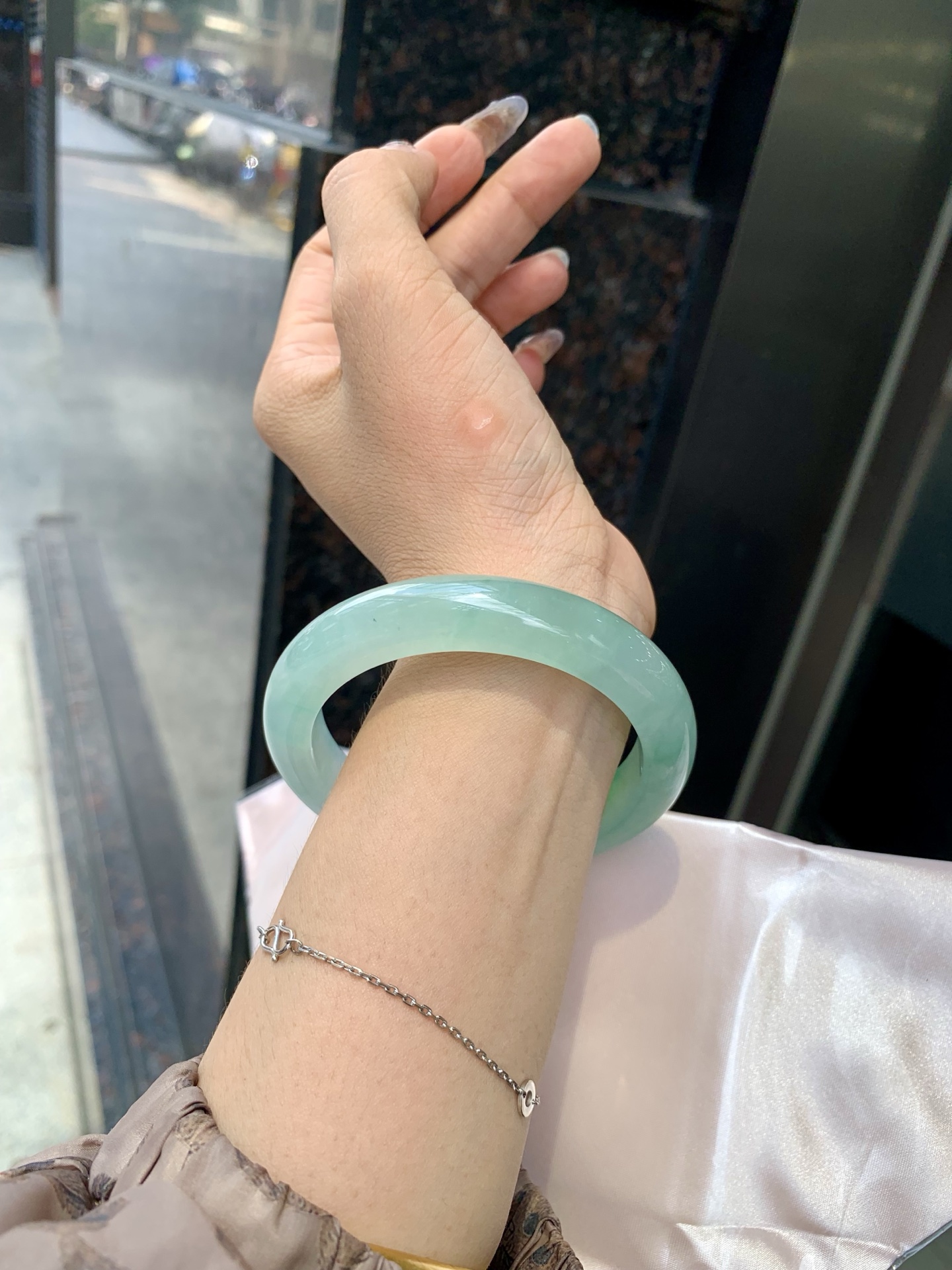 冰晴飘绿正圈 0522-N791 打灯断纹，不扣，底妆水润细腻，满圈晴绿底色飘一抹绿花，鲜艳得像新冒头的嫩芽，灵动清新，即柔和又充满生机