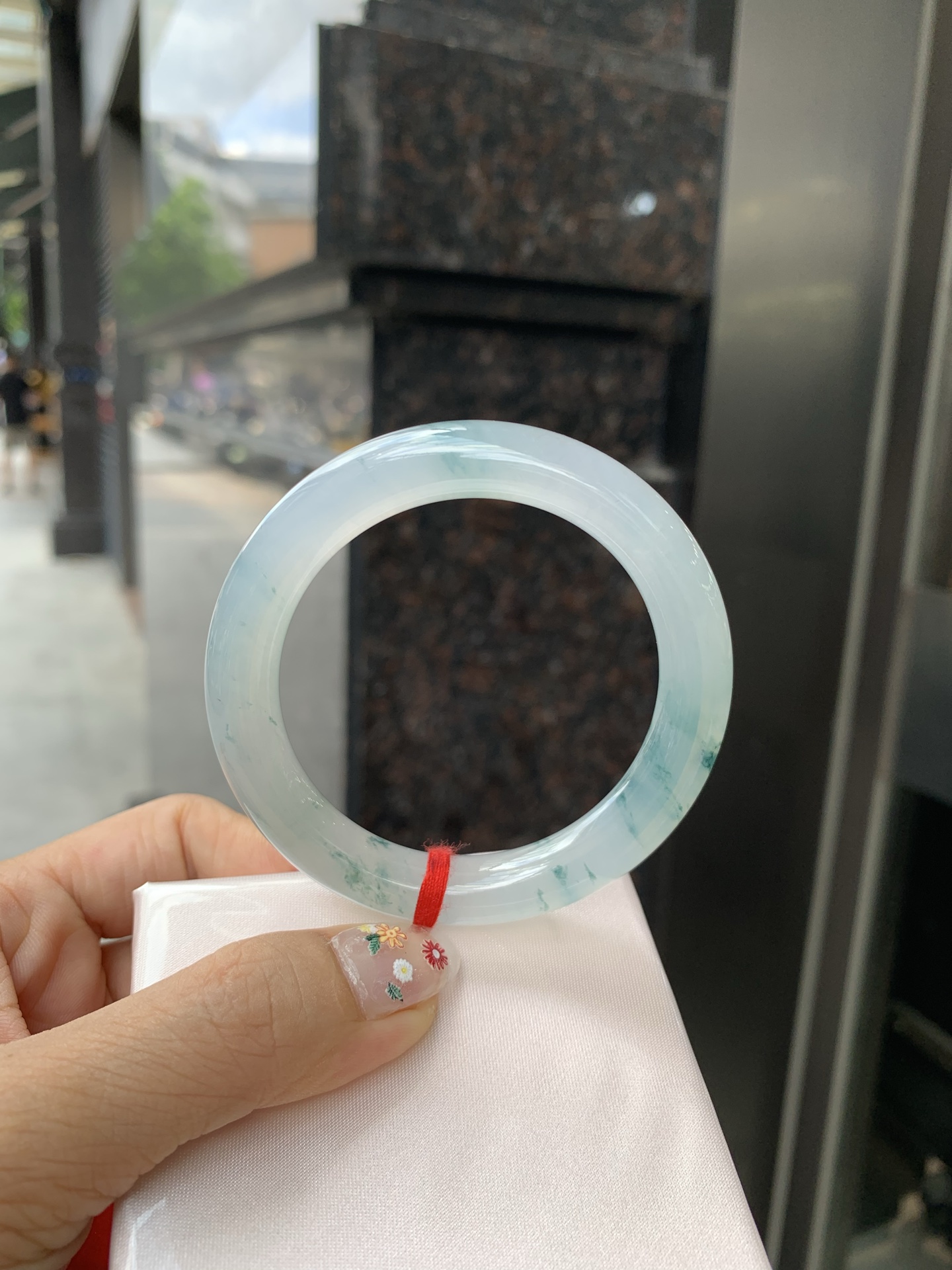 圆条，打灯棉线，底妆冰润细腻，冰底中开出了朵朵蓝花，飘花灵动飘逸，勾勒出一幅唯美诗意的山水意境画，古典优雅又秀气