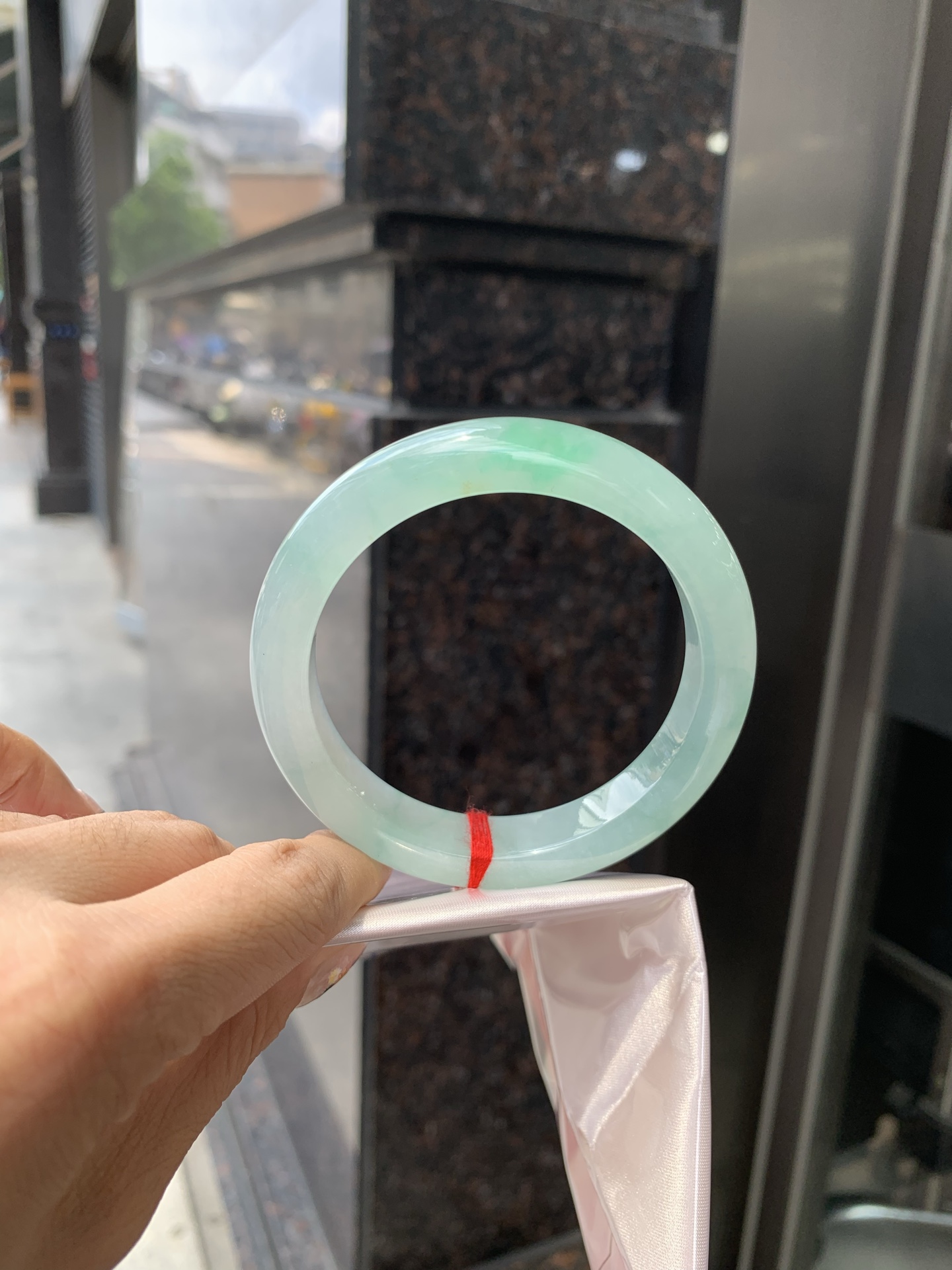 冰晴飘绿正圈 0522-N791 打灯断纹，不扣，底妆水润细腻，满圈晴绿底色飘一抹绿花，鲜艳得像新冒头的嫩芽，灵动清新，即柔和又充满生机