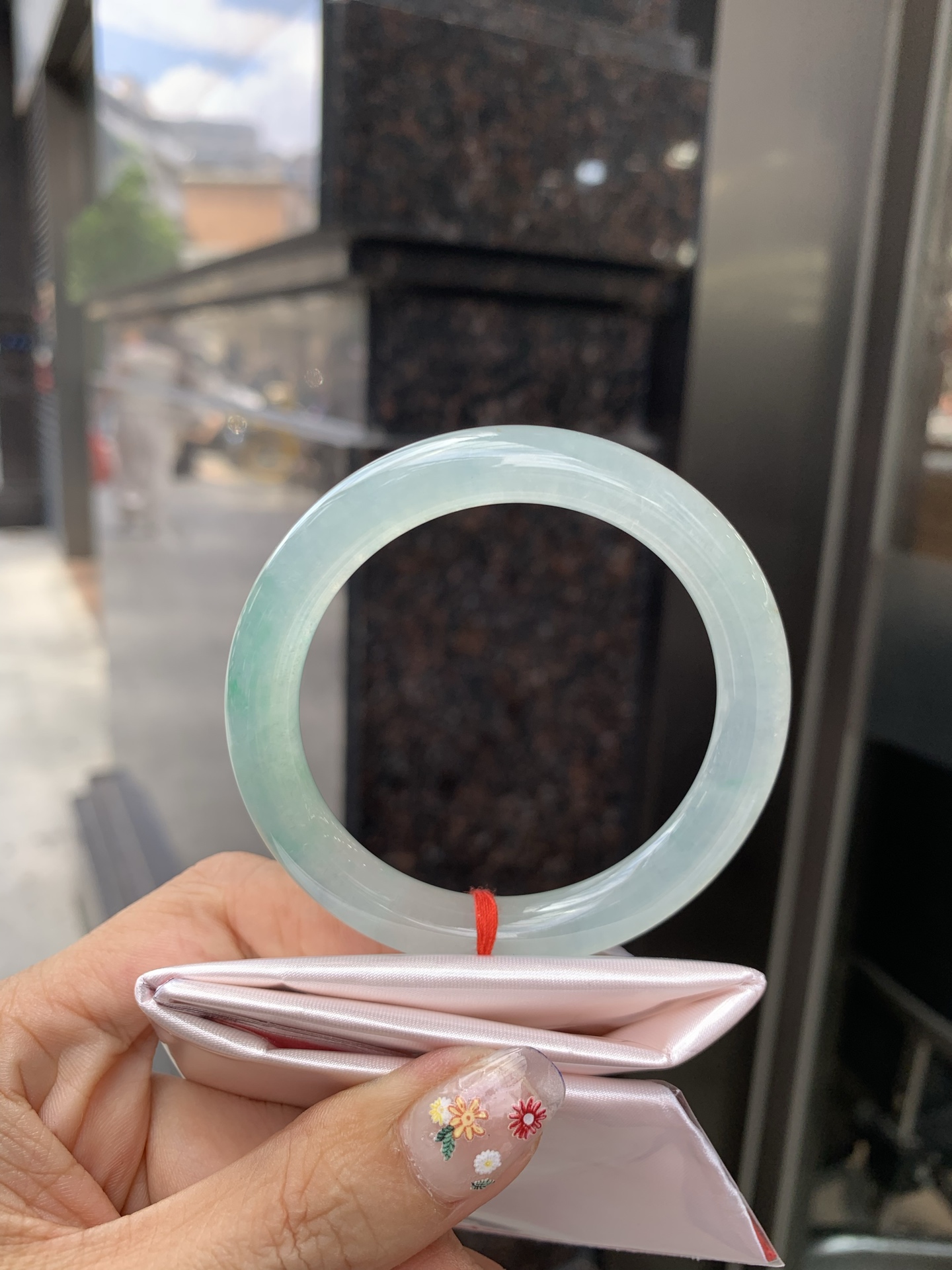 冰晴绿美人条 0522-N783 打灯细纹，底妆冰胶十足，满圈晴绿带飘花，像初春嫩芽落入清泉，均匀柔和，抬眼就是一片宁静感