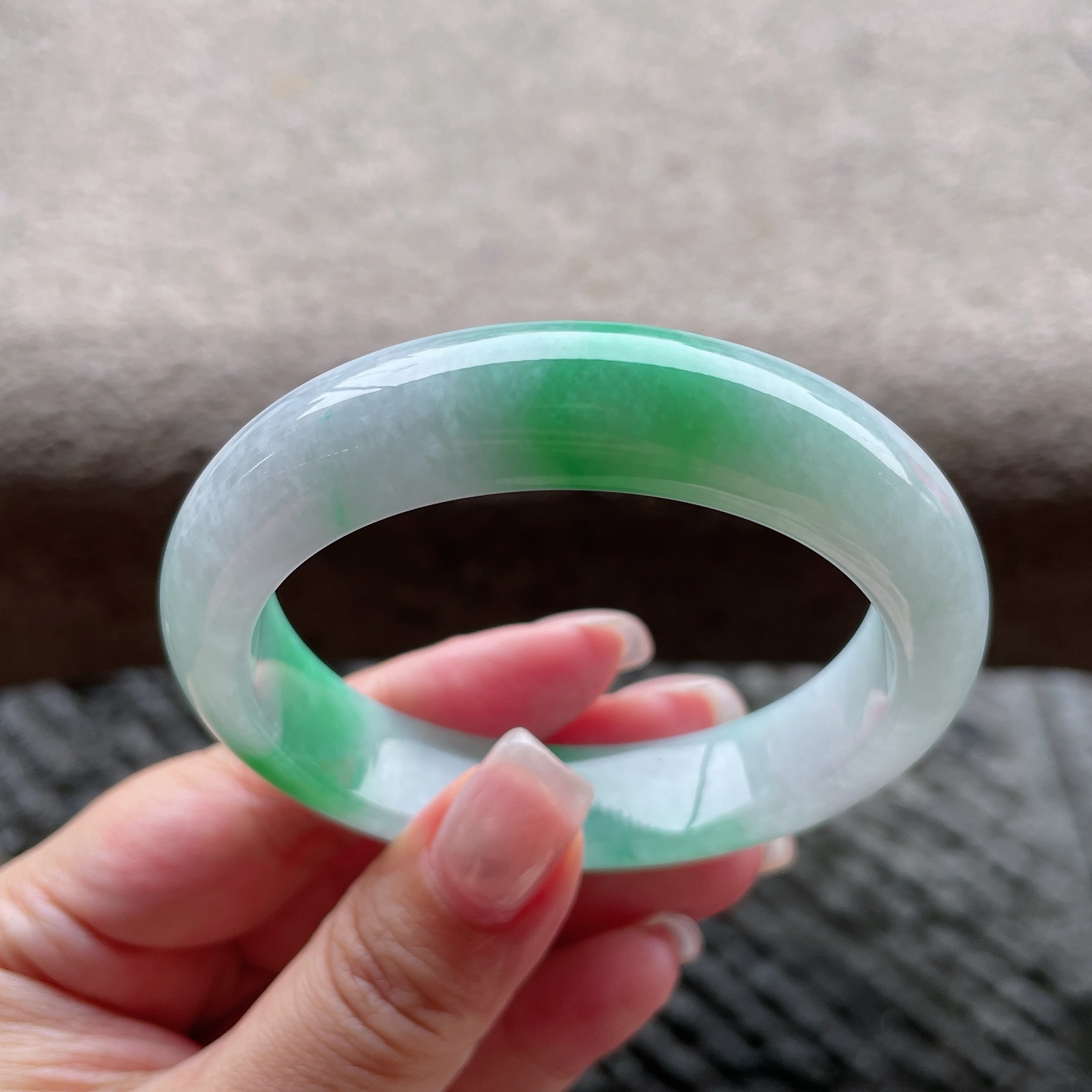 白底飘绿，色泽鲜艳，玉质细腻，水润，种老，有纹