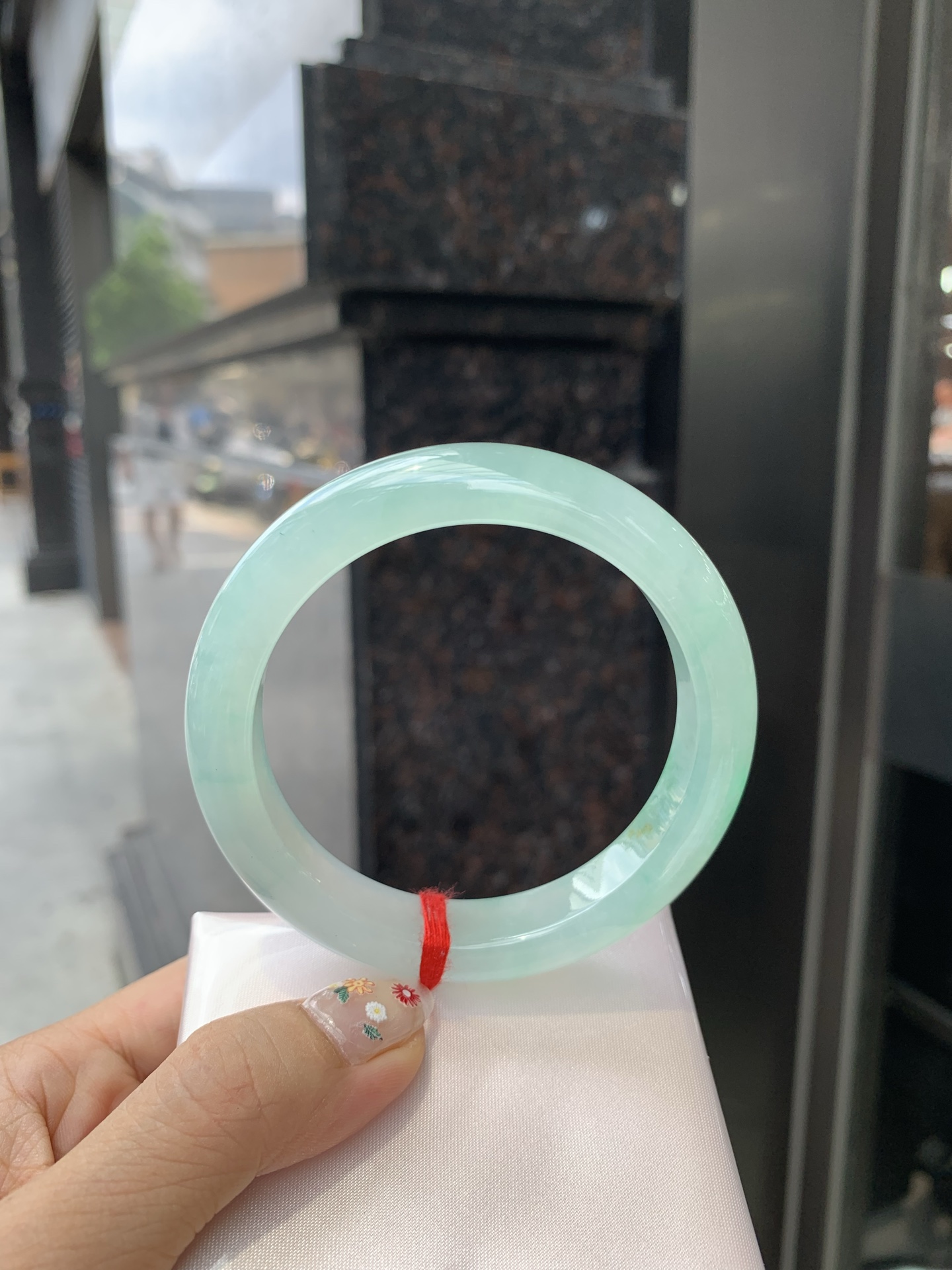 冰晴飘绿正圈 0522-N791 打灯断纹，不扣，底妆水润细腻，满圈晴绿底色飘一抹绿花，鲜艳得像新冒头的嫩芽，灵动清新，即柔和又充满生机