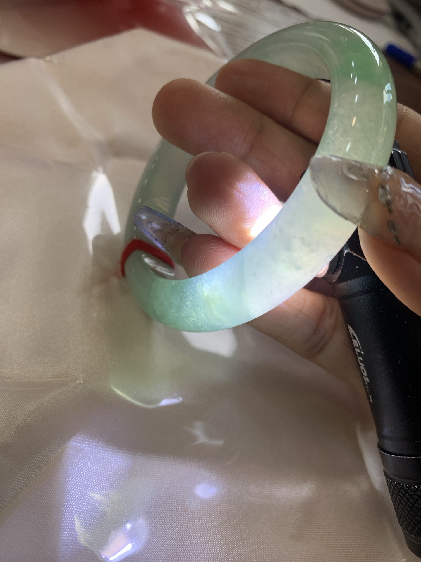 冰晴飘绿正圈 0522-N791 打灯断纹，不扣，底妆水润细腻，满圈晴绿底色飘一抹绿花，鲜艳得像新冒头的嫩芽，灵动清新，即柔和又充满生机