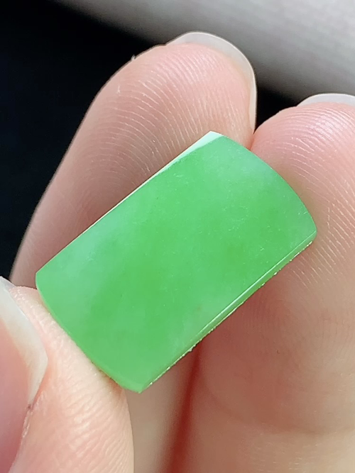 满绿马鞍戒面，无裂，尺寸17-9.8-2.2mm