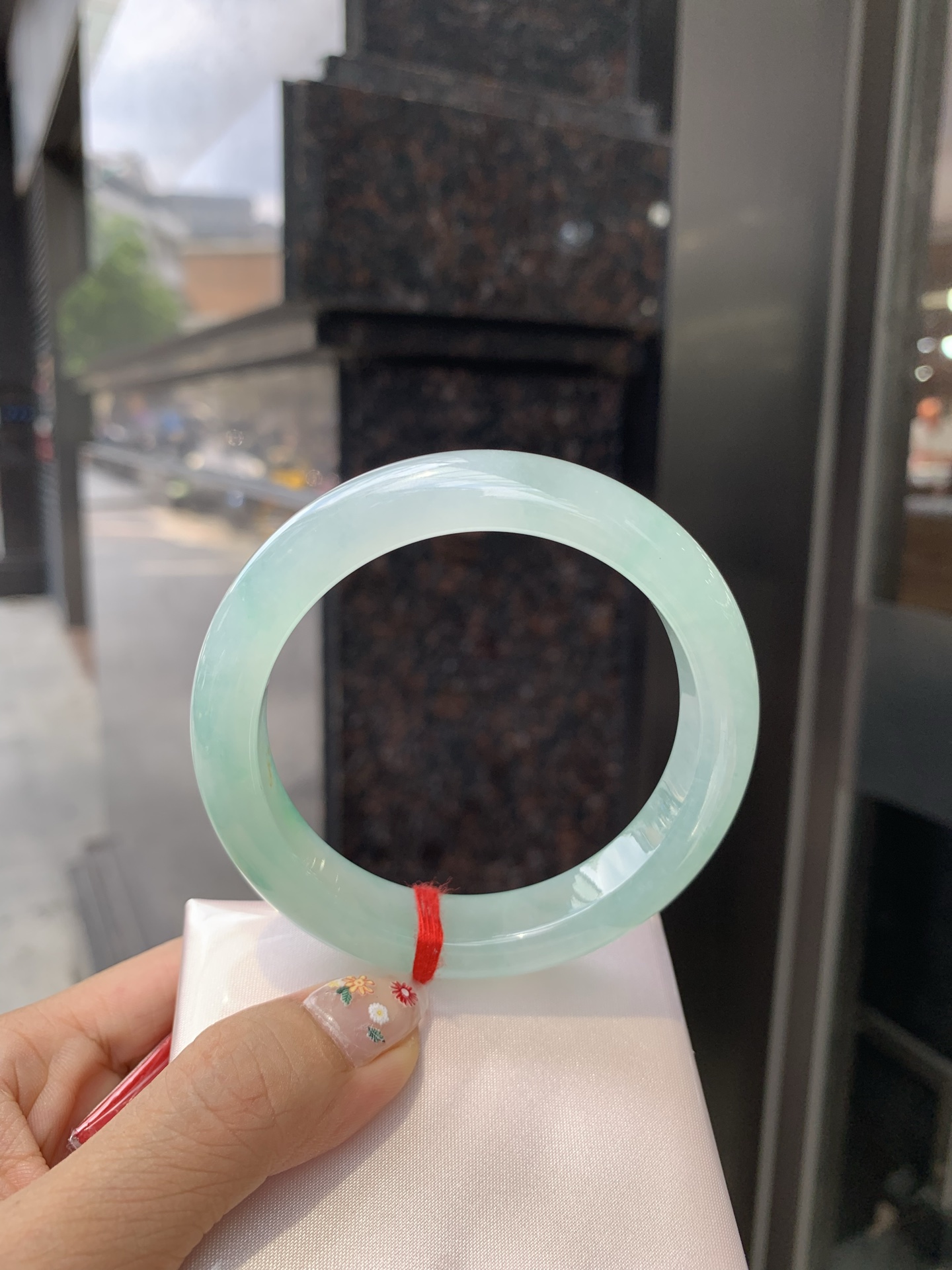 冰晴飘绿正圈 0522-N791 打灯断纹，不扣，底妆水润细腻，满圈晴绿底色飘一抹绿花，鲜艳得像新冒头的嫩芽，灵动清新，即柔和又充满生机