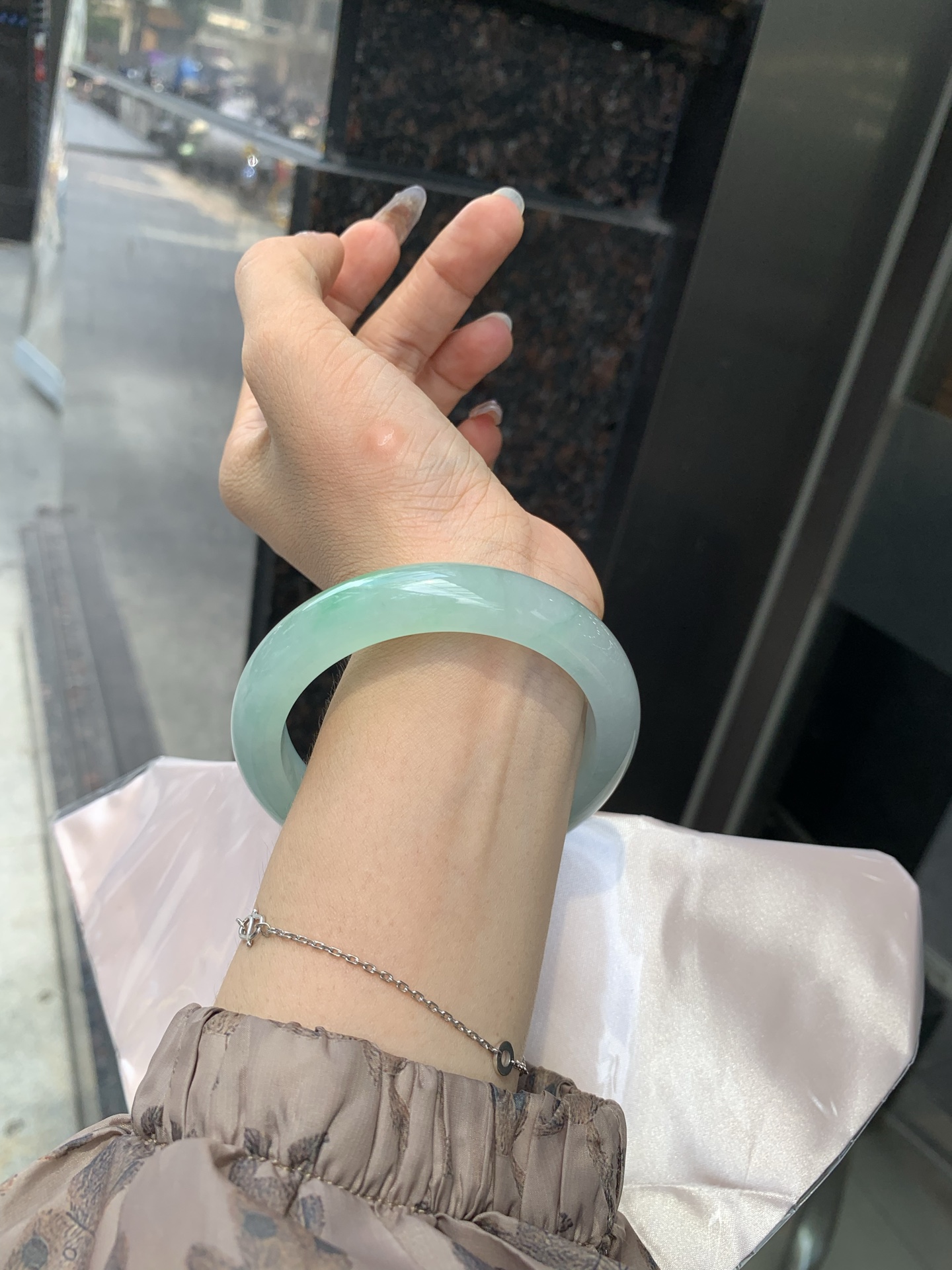 冰晴飘绿正圈 0522-N791 打灯断纹，不扣，底妆水润细腻，满圈晴绿底色飘一抹绿花，鲜艳得像新冒头的嫩芽，灵动清新，即柔和又充满生机