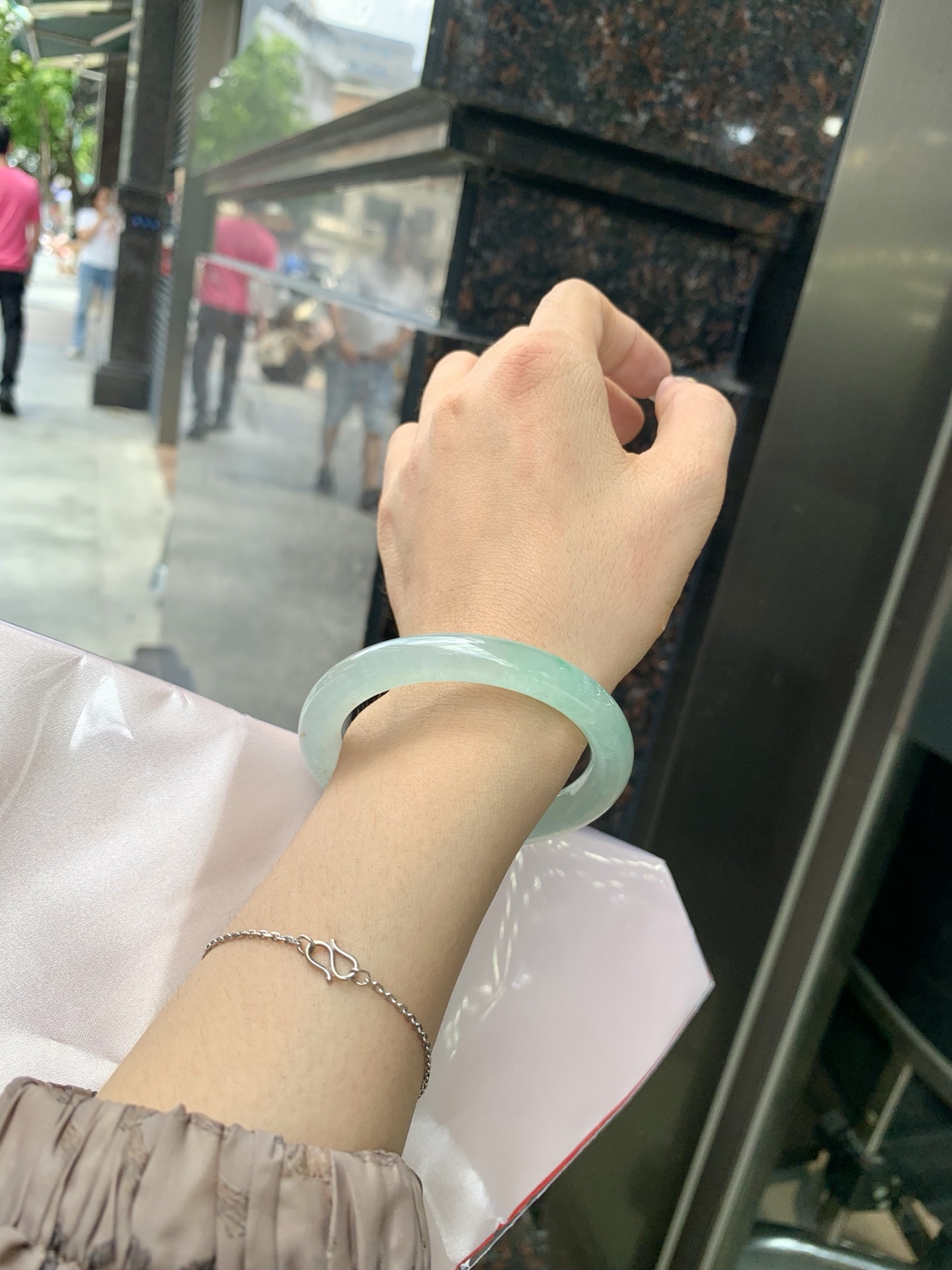 冰晴绿美人条 0522-N783 打灯细纹，底妆冰胶十足，满圈晴绿带飘花，像初春嫩芽落入清泉，均匀柔和，抬眼就是一片宁静感
