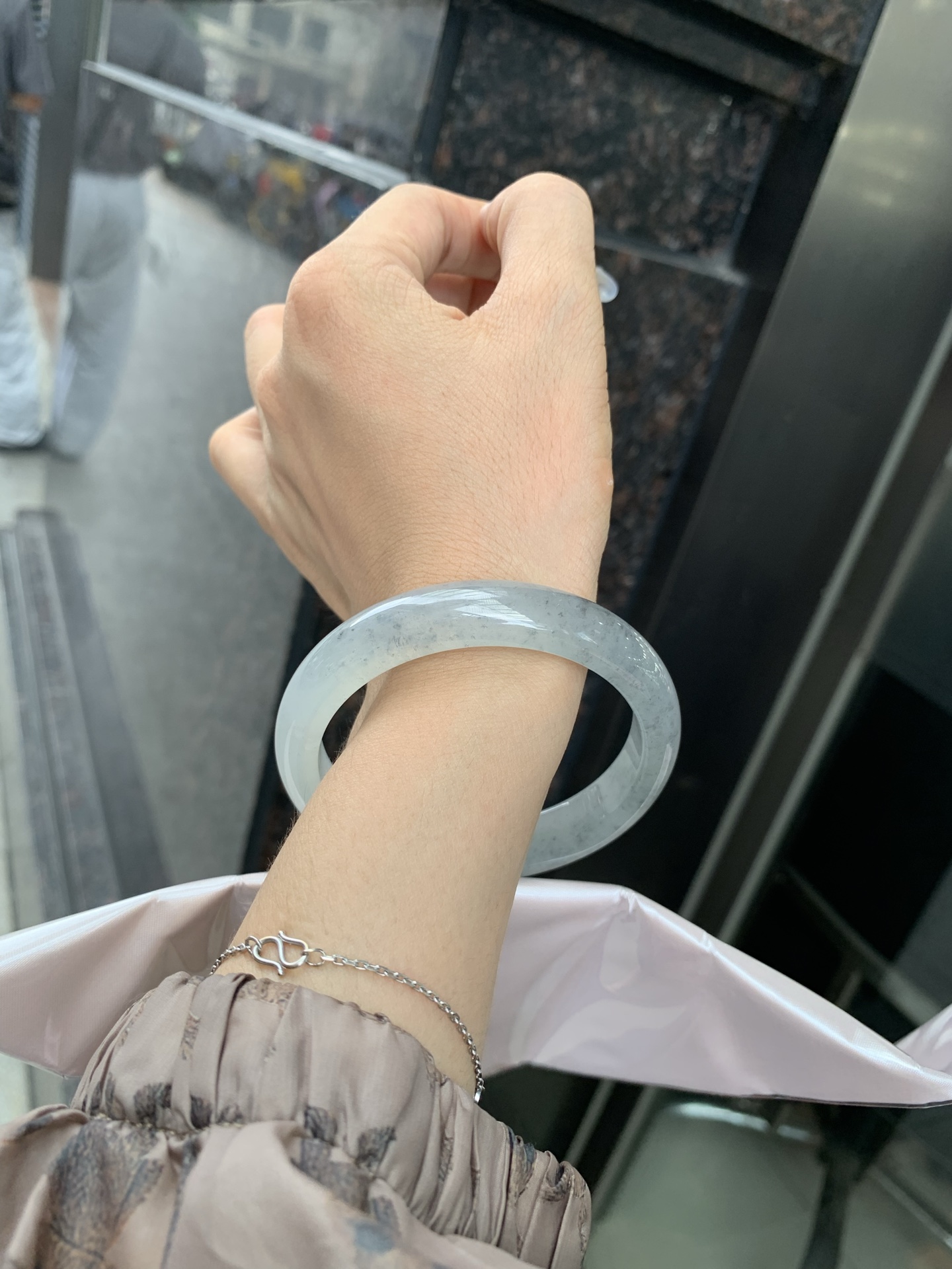 冰乌鸡正圈 0522-N787-2 打灯棉线，底妆冰透起光，冰乌鸡种的黑寓意着高贵，神秘，个性，甜酷风的搭配，底妆带点淡淡晴底，与国风，休闲风搭配都很适合，简直白搭