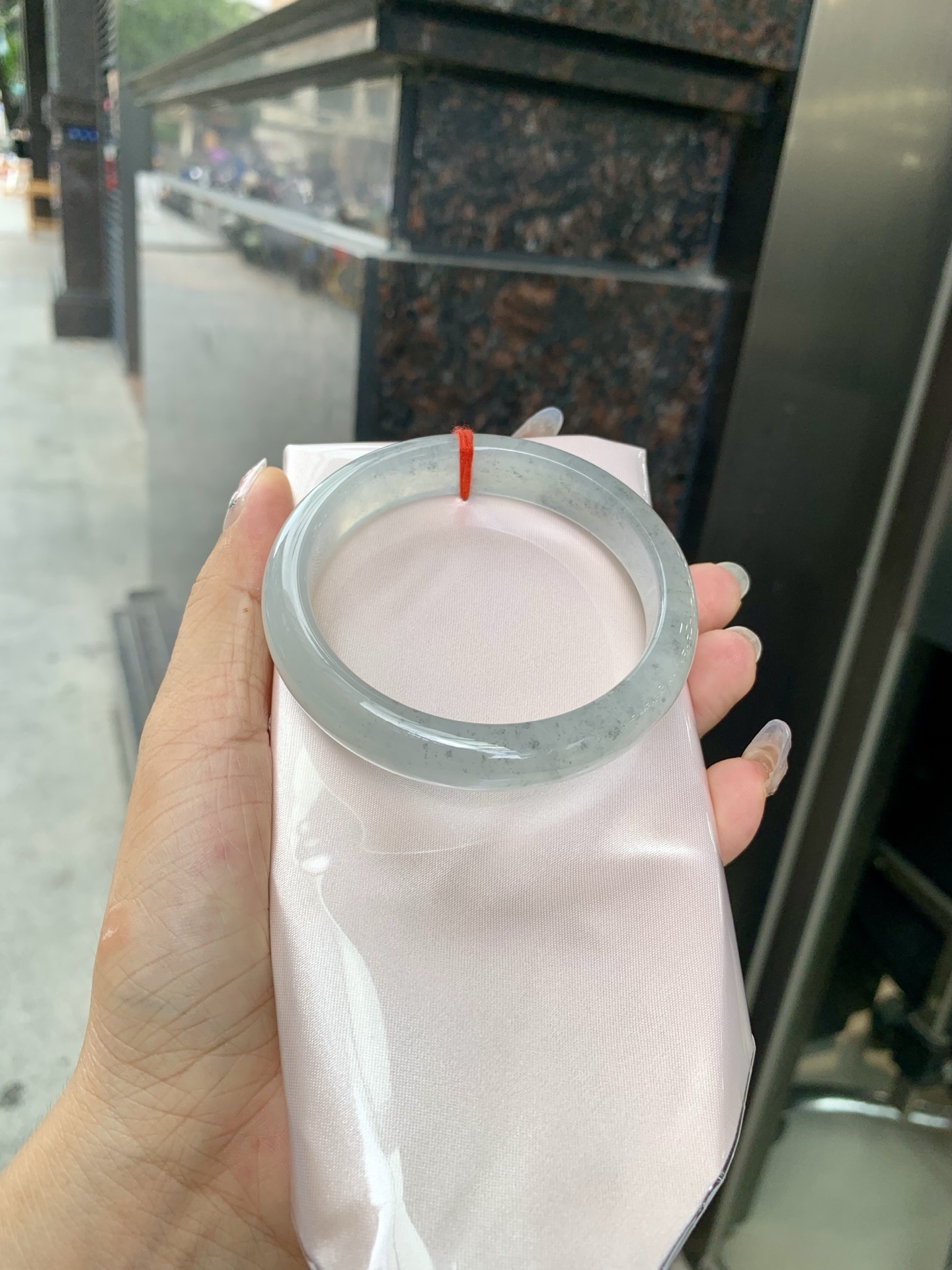 冰乌鸡正圈 0522-N787-2 打灯棉线，底妆冰透起光，冰乌鸡种的黑寓意着高贵，神秘，个性，甜酷风的搭配，底妆带点淡淡晴底，与国风，休闲风搭配都很适合，简直白搭