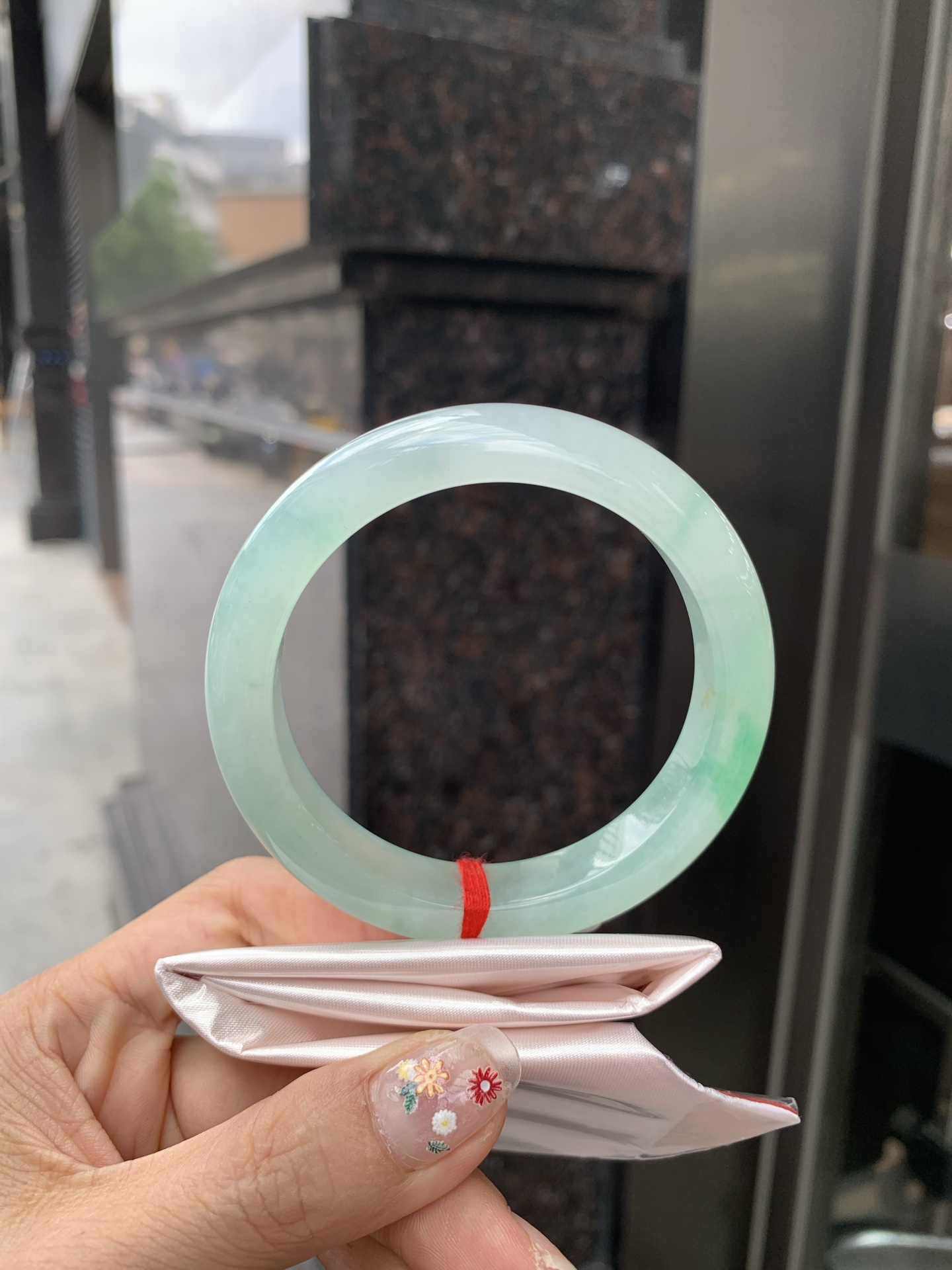 冰晴飘绿正圈 0522-N791 打灯断纹，不扣，底妆水润细腻，满圈晴绿底色飘一抹绿花，鲜艳得像新冒头的嫩芽，灵动清新，即柔和又充满生机