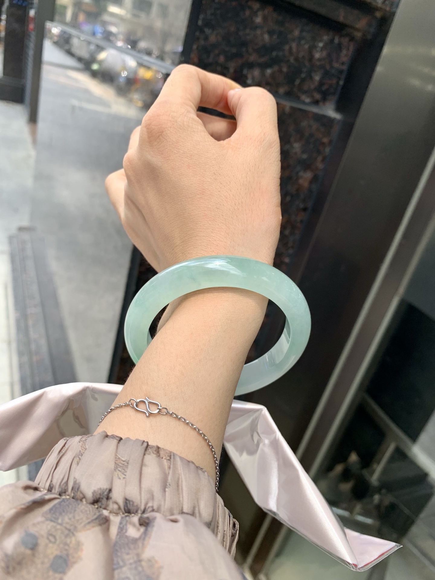 冰晴飘绿正圈 0522-N791 打灯断纹，不扣，底妆水润细腻，满圈晴绿底色飘一抹绿花，鲜艳得像新冒头的嫩芽，灵动清新，即柔和又充满生机