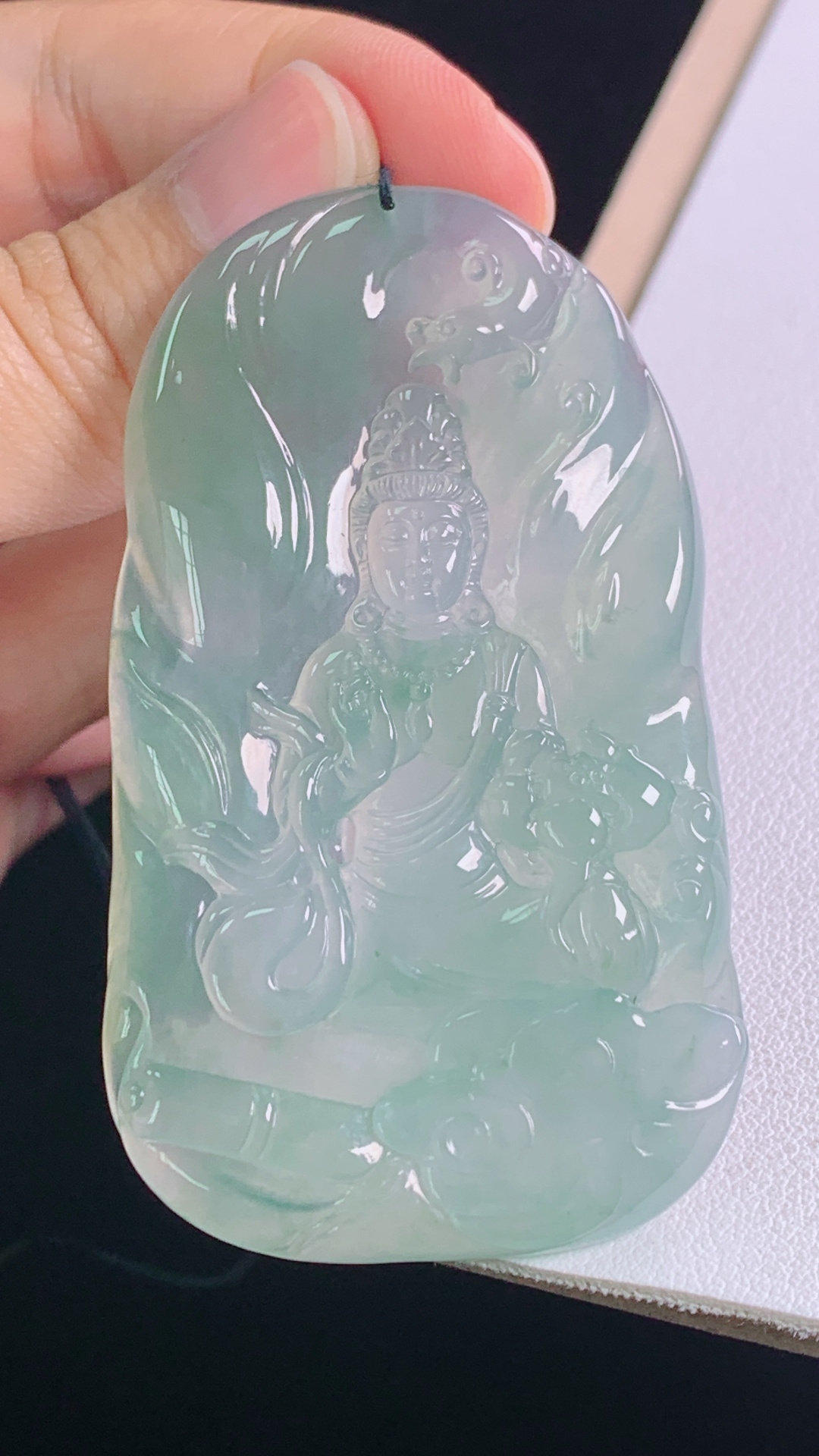 冰种观音菩萨，冰透起光，底子细腻，无裂，尺寸:62.9-36.6-5.3mm 18