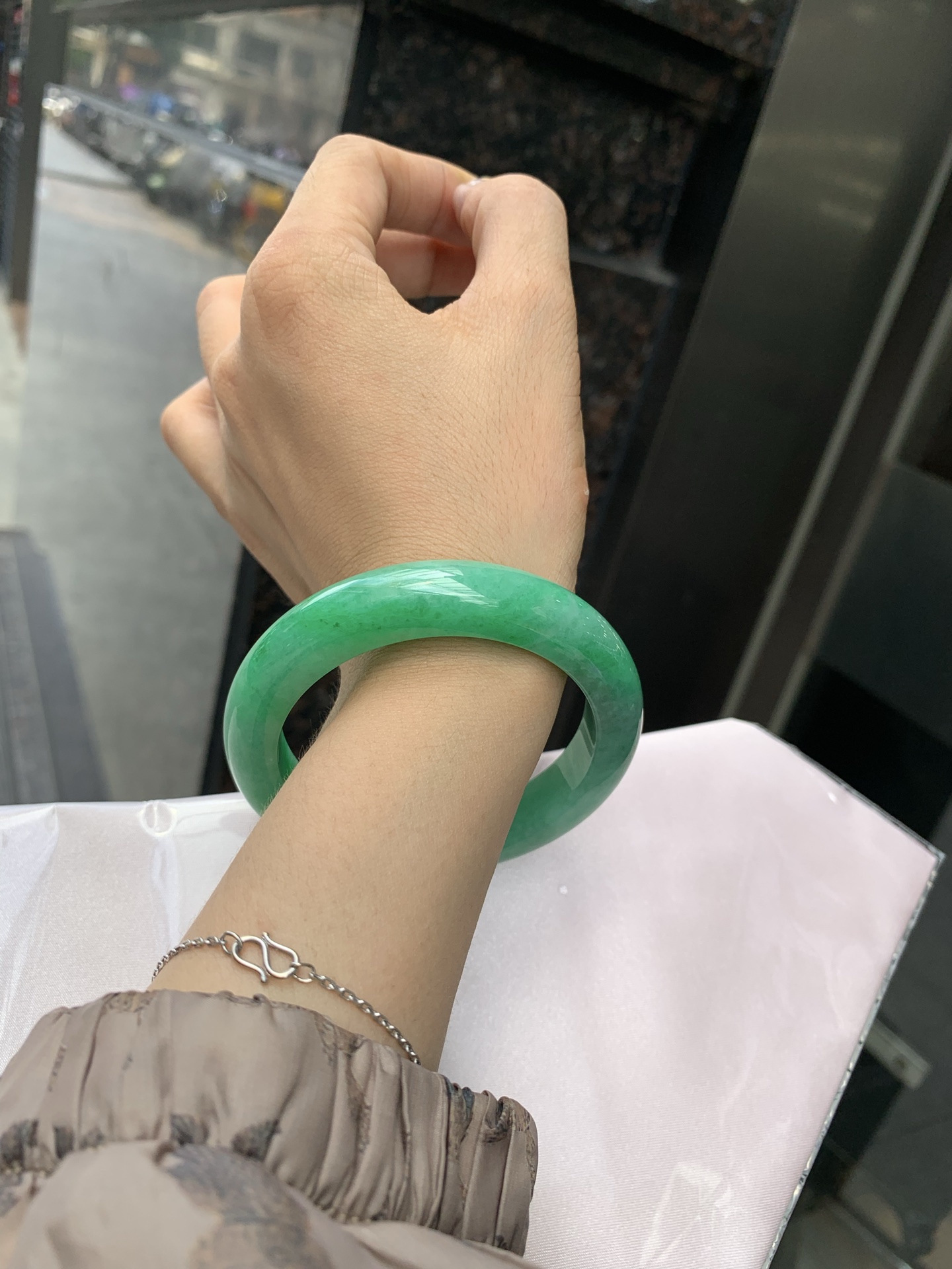 满绿正圈, 打灯细纹，满圈阳绿鲜艳青翠，色泽均匀分布，举手投足之间散发出来的贵气感
