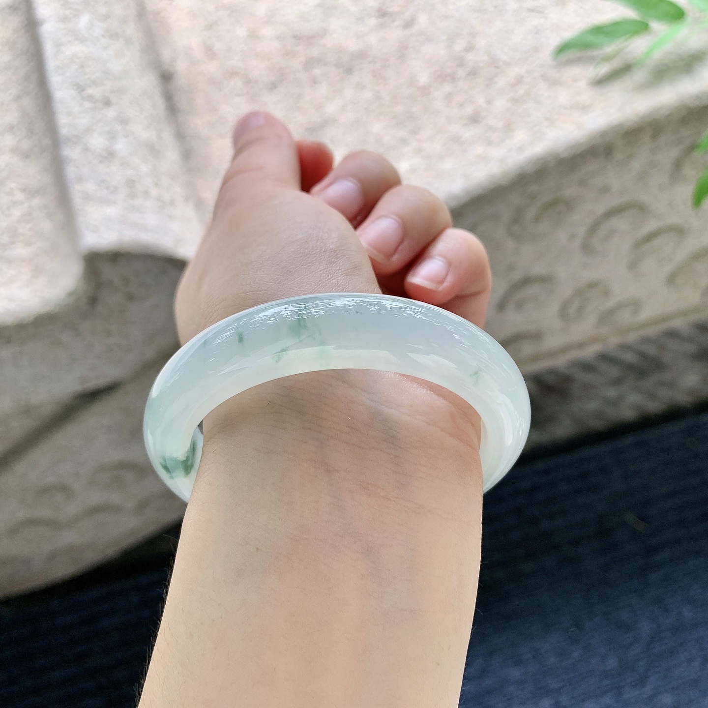 正圈53 54【圈口】54/12.3/8.8【编码】DW062685【描述】糯冰飘花，水润，种老，细腻，无裂