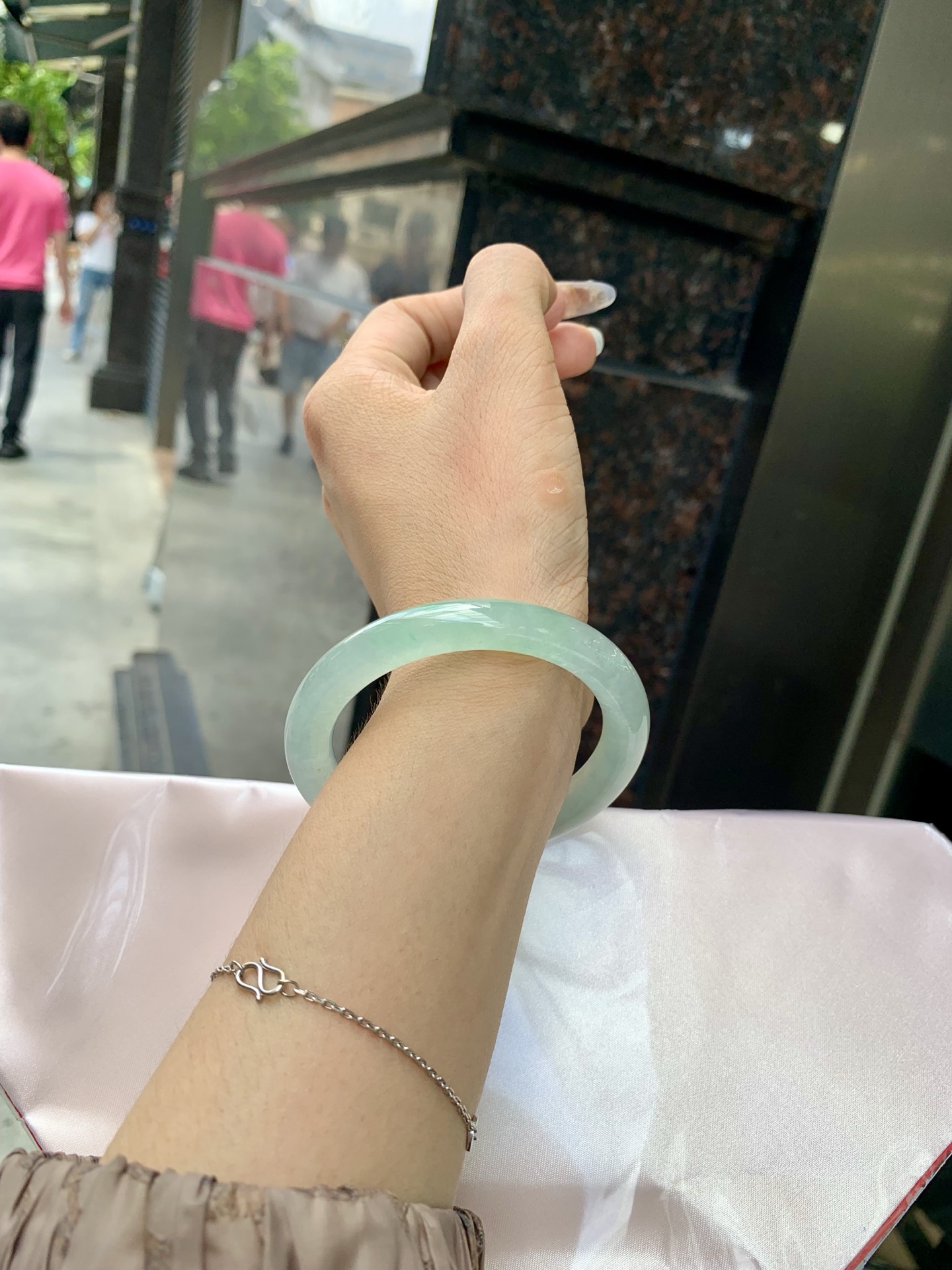 冰晴绿美人条 0522-N783 打灯细纹，底妆冰胶十足，满圈晴绿带飘花，像初春嫩芽落入清泉，均匀柔和，抬眼就是一片宁静感