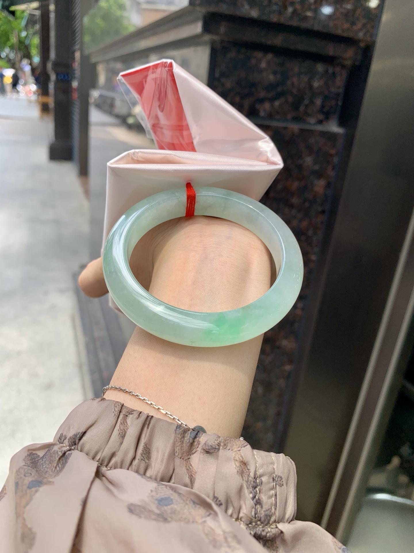 冰晴飘绿正圈 0522-N791 打灯断纹，不扣，底妆水润细腻，满圈晴绿底色飘一抹绿花，鲜艳得像新冒头的嫩芽，灵动清新，即柔和又充满生机