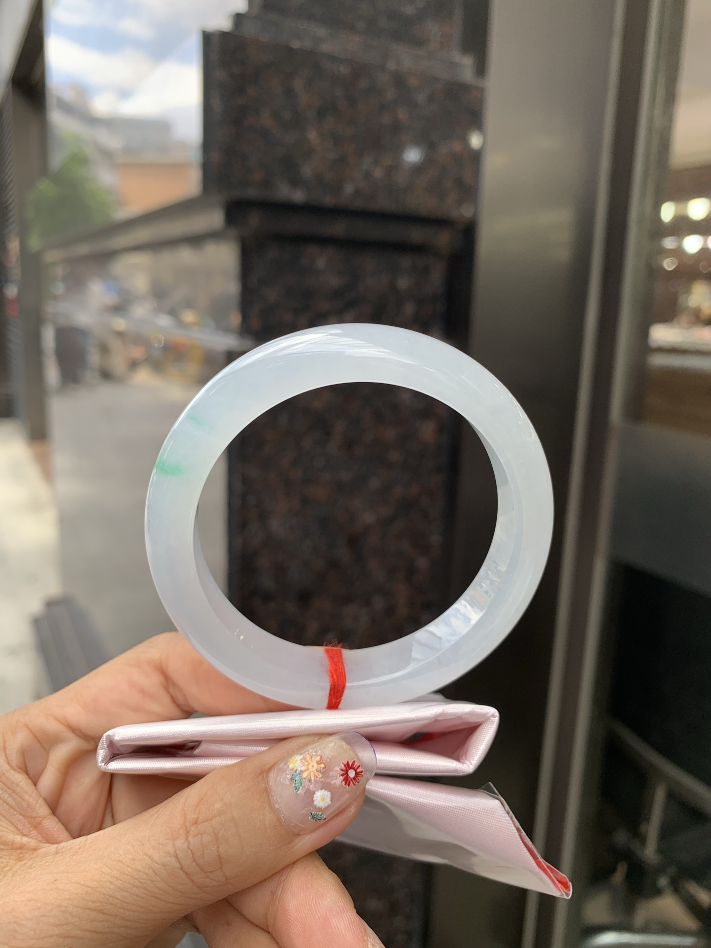 正圈，打灯细纹，底妆冰润，两抹阳绿花色像春芽，从水润如晨露的底子蹦跳而出，将春日的灵动生机凝于手镯中，戴上她，清水芙蓉般的清新感自然晕染，每一次抬手，都似把盎然绿意融入生活。