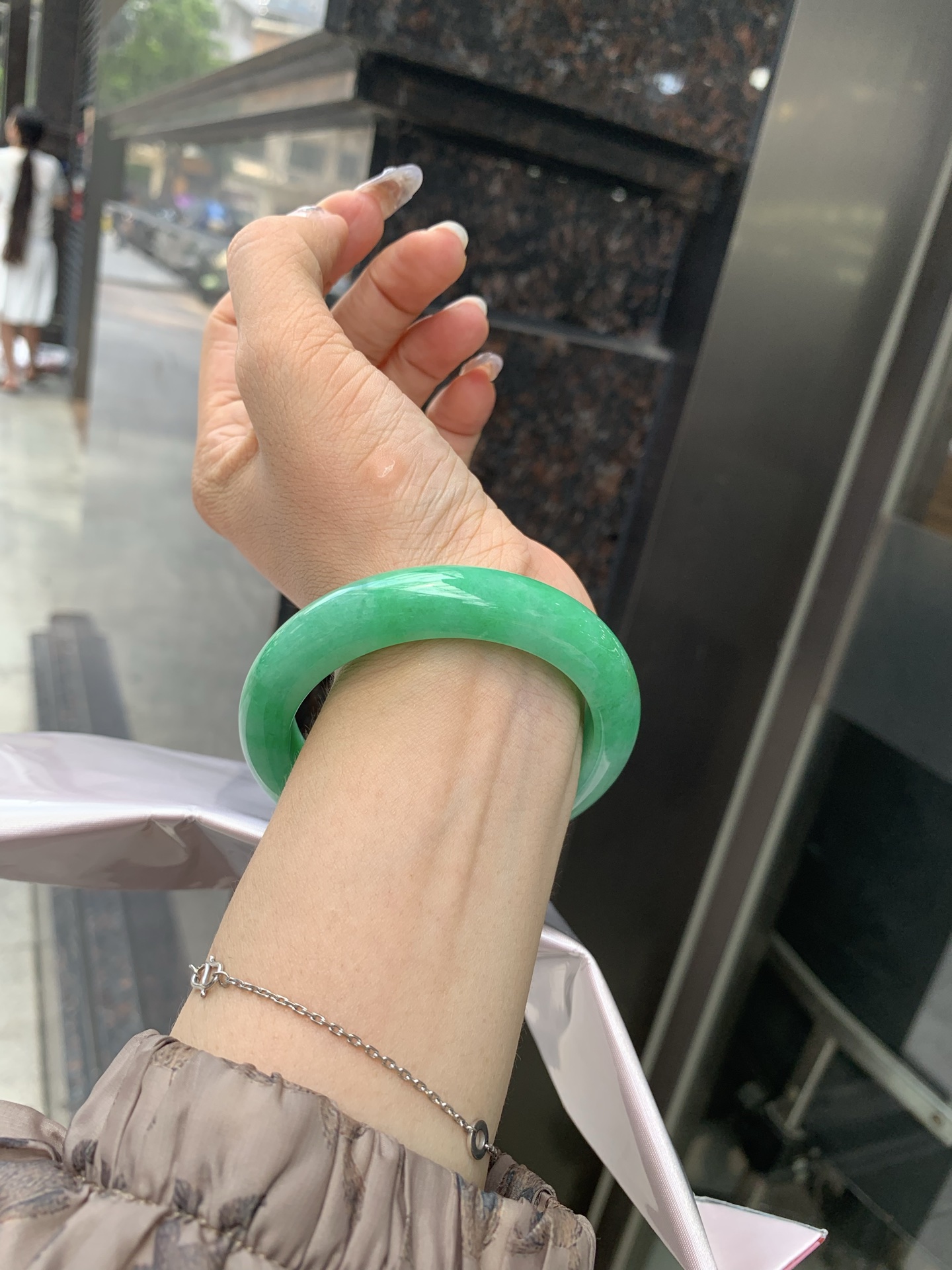 满绿正圈, 打灯细纹，满圈阳绿鲜艳青翠，色泽均匀分布，举手投足之间散发出来的贵气感