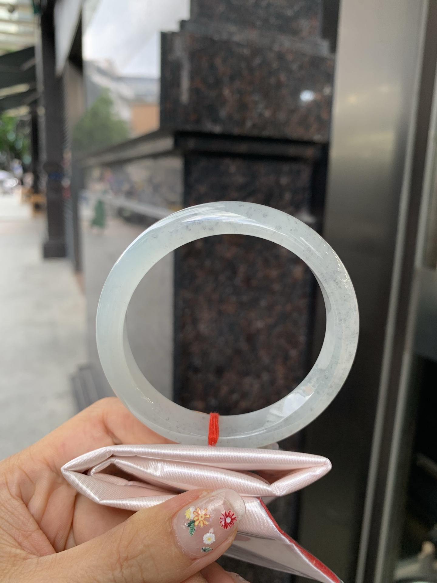 冰乌鸡正圈 0522-N787-2 打灯棉线，底妆冰透起光，冰乌鸡种的黑寓意着高贵，神秘，个性，甜酷风的搭配，底妆带点淡淡晴底，与国风，休闲风搭配都很适合，简直白搭