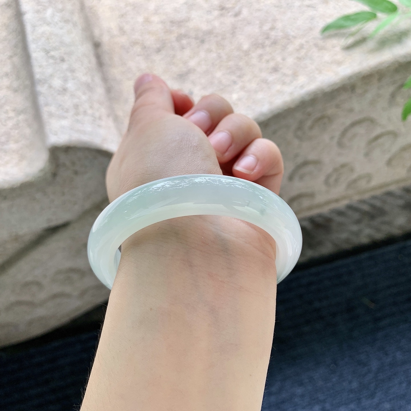 正圈53 54【圈口】54/12.3/8.8【编码】DW062685【描述】糯冰飘花，水润，种老，细腻，无裂
