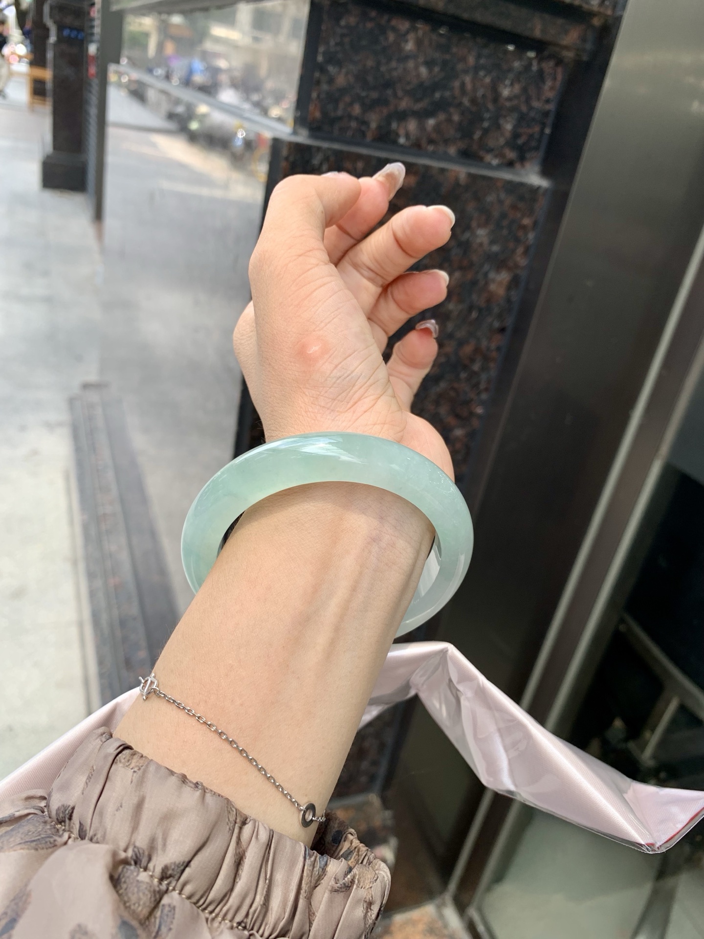冰晴飘绿正圈 0522-N791 打灯断纹，不扣，底妆水润细腻，满圈晴绿底色飘一抹绿花，鲜艳得像新冒头的嫩芽，灵动清新，即柔和又充满生机