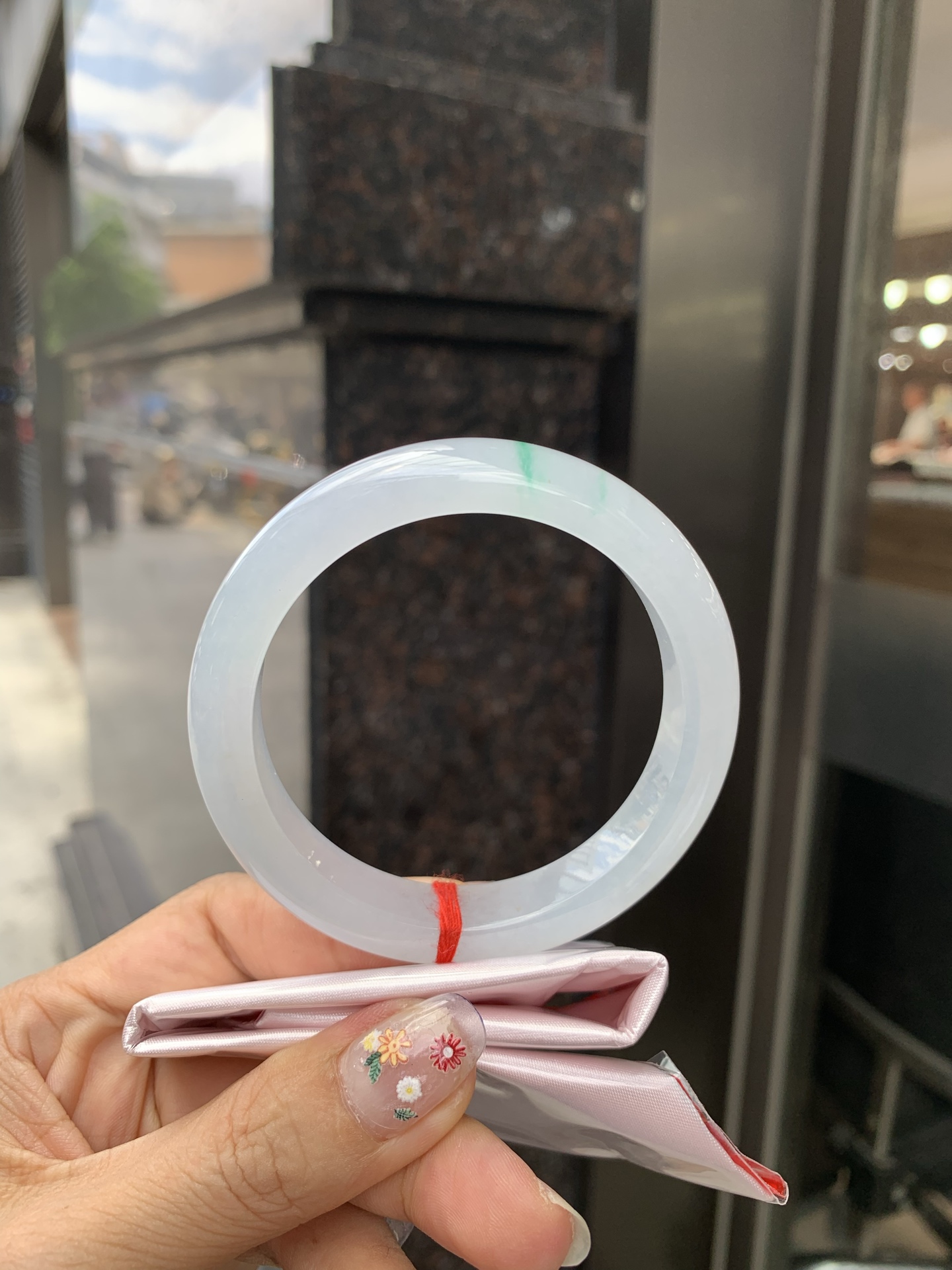 正圈，打灯细纹，底妆冰润，两抹阳绿花色像春芽，从水润如晨露的底子蹦跳而出，将春日的灵动生机凝于手镯中