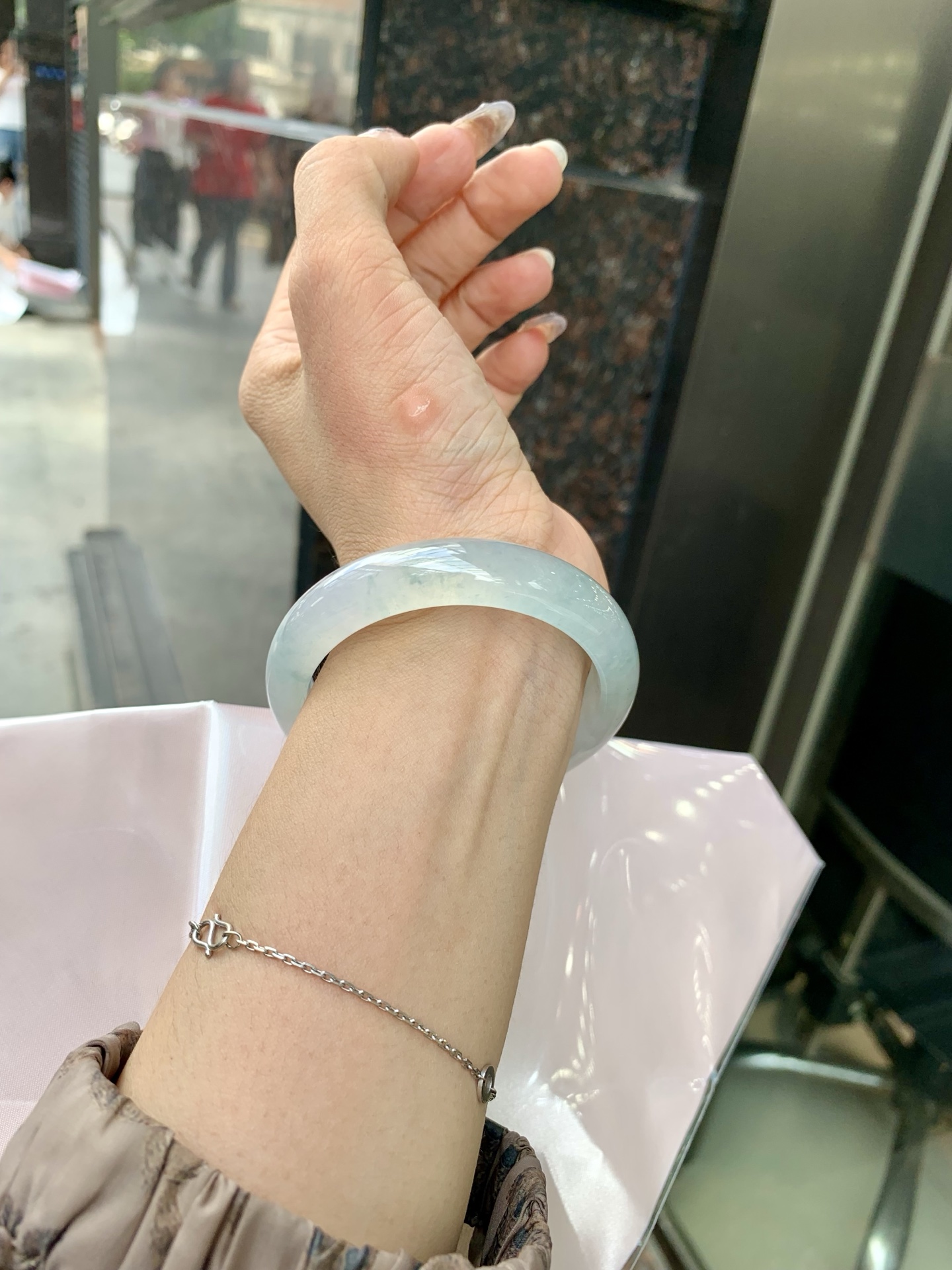 冰飘花正圈 52.5-7.5-11.8 0522-N769 打灯细纹，底妆冰润细腻，冰底中开出了朵朵蓝花，飘花灵动飘逸，勾勒出一幅唯美诗意的山水意境画，古典优雅又秀气