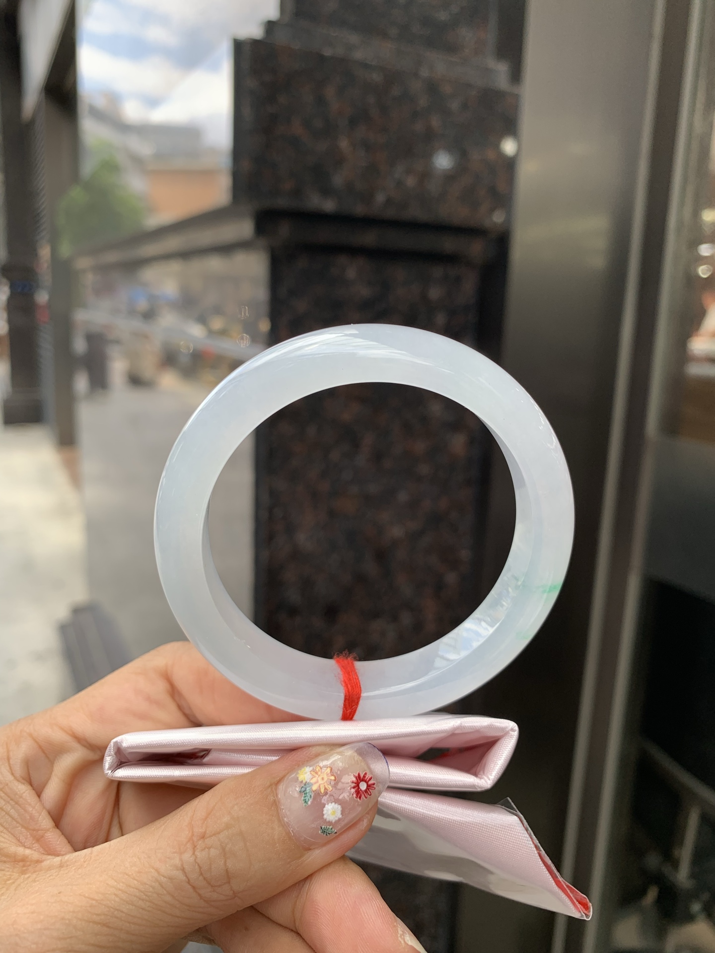 正圈，打灯细纹，底妆冰润，两抹阳绿花色像春芽，从水润如晨露的底子蹦跳而出，将春日的灵动生机凝于手镯中，戴上她，清水芙蓉般的清新感自然晕染，每一次抬手，都似把盎然绿意融入生活。