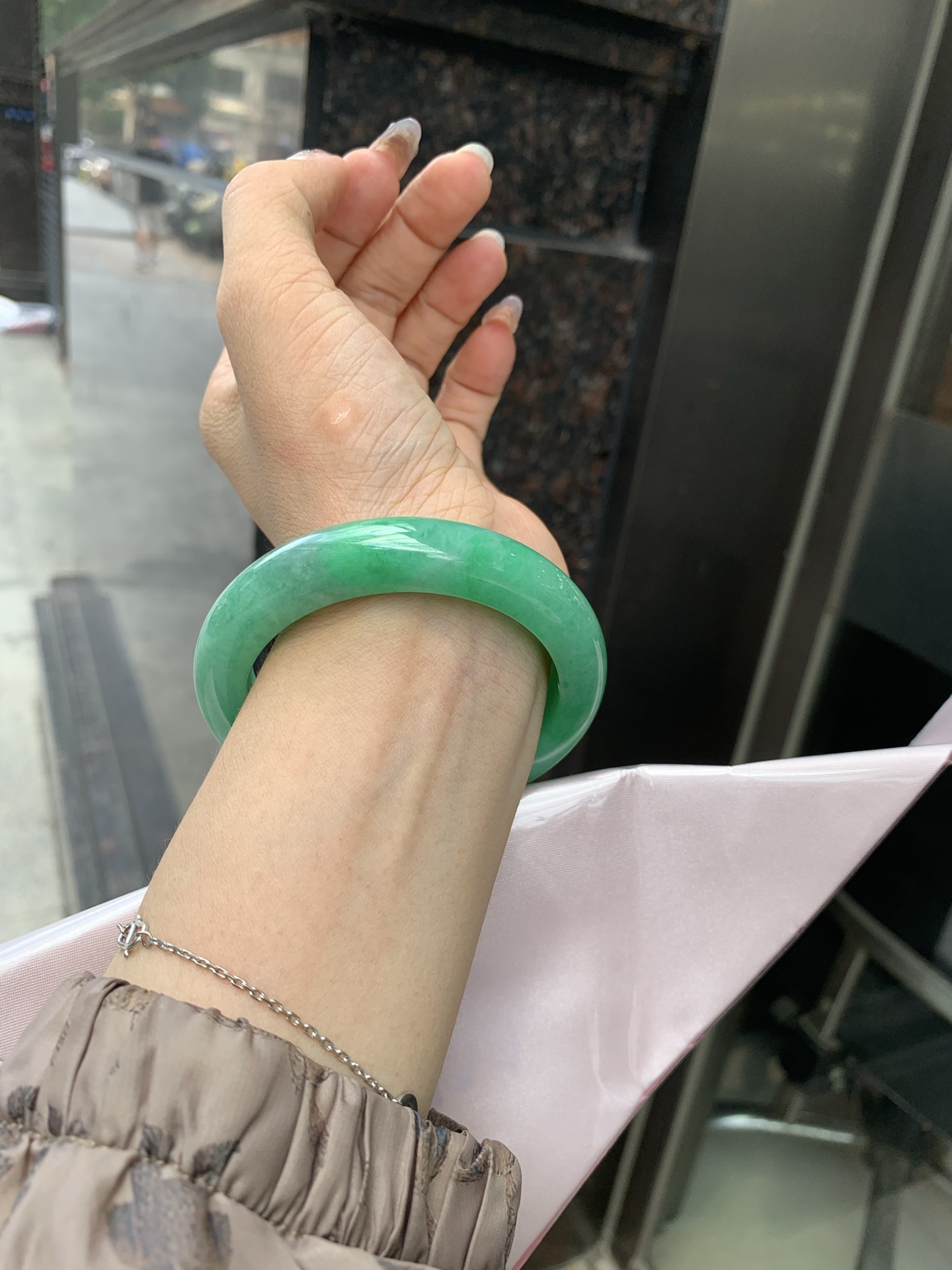 满绿正圈, 打灯细纹，满圈阳绿鲜艳青翠，色泽均匀分布，举手投足之间散发出来的贵气感