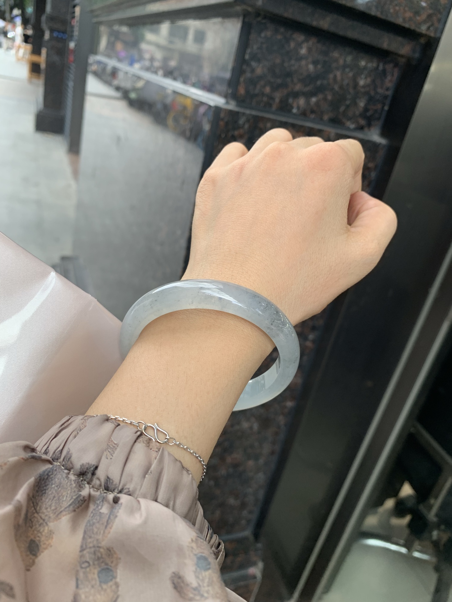 冰乌鸡正圈 0522-N787-2 打灯棉线，底妆冰透起光，冰乌鸡种的黑寓意着高贵，神秘，个性，甜酷风的搭配，底妆带点淡淡晴底，与国风，休闲风搭配都很适合，简直白搭