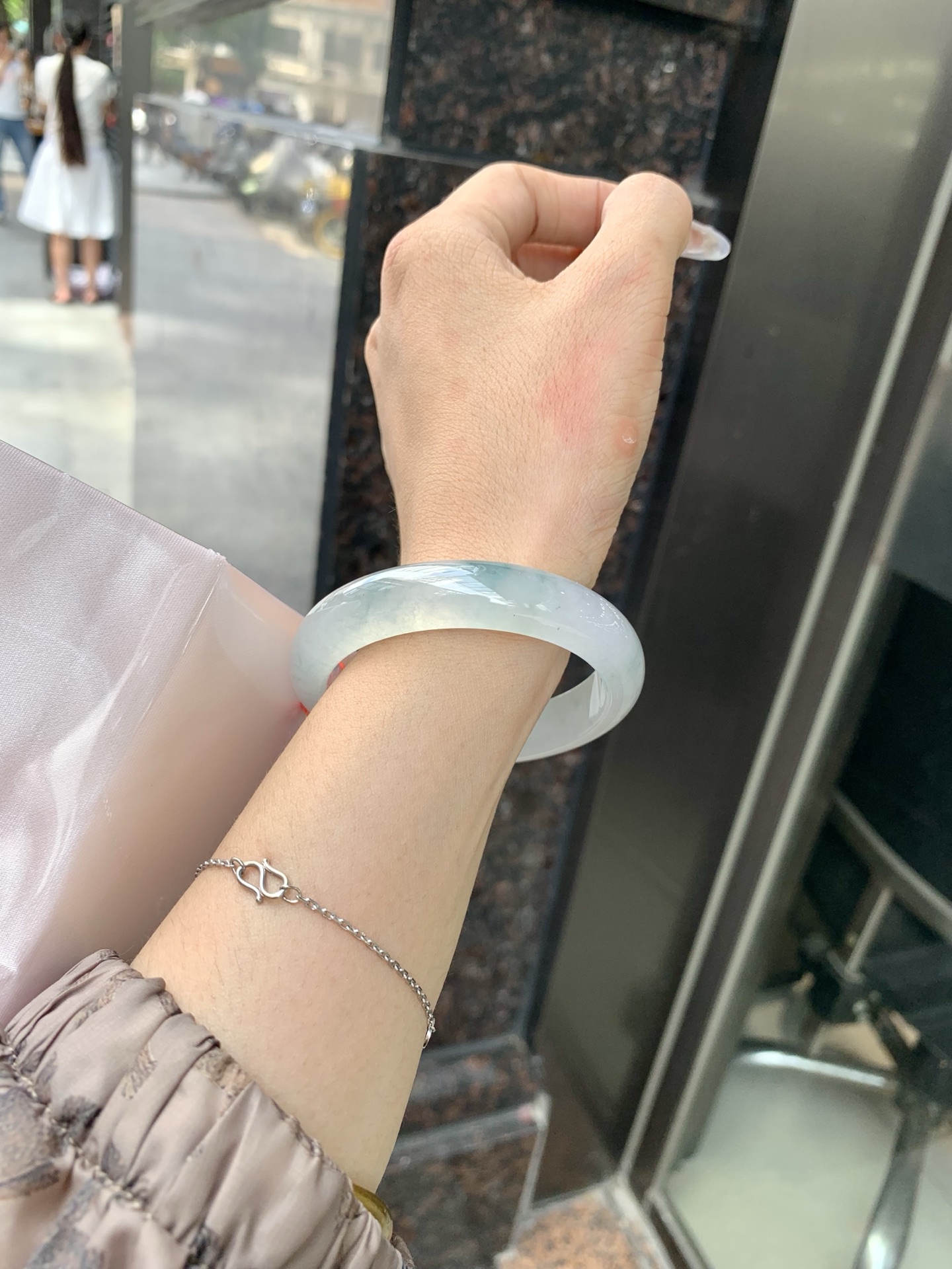 冰飘花正圈 52.5-7.5-11.8 0522-N769 打灯细纹，底妆冰润细腻，冰底中开出了朵朵蓝花，飘花灵动飘逸，勾勒出一幅唯美诗意的山水意境画，古典优雅又秀气