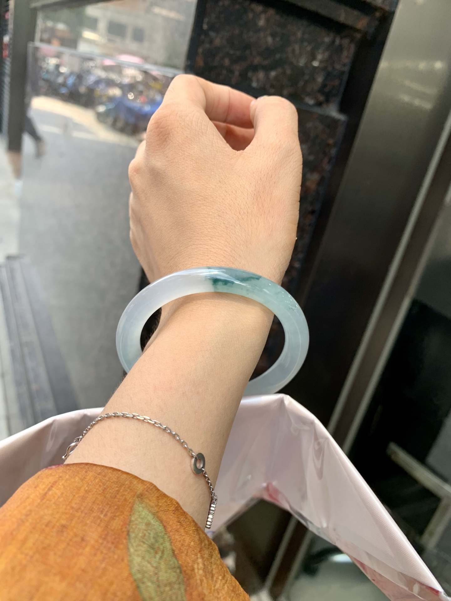 冰飘花美人条 53-8.1-8.4 0523-N797 打灯细纹，底妆冰润细腻，冰底中开出了朵朵蓝花，飘花灵动飘逸，勾勒出一幅唯美诗意的山水意境画，古典优雅又秀气