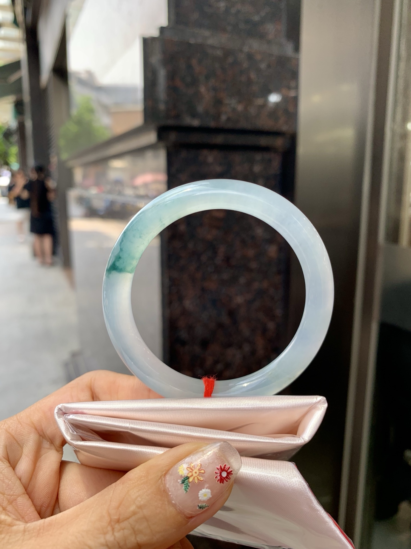 冰飘花美人条 53-8.1-8.4 0523-N797 打灯细纹，底妆冰润细腻，冰底中开出了朵朵蓝花，飘花灵动飘逸，勾勒出一幅唯美诗意的山水意境画，古典优雅又秀气