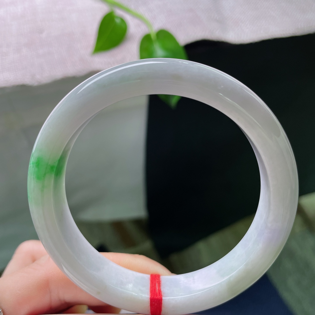 飘绿正圈，翠色鲜活，贵气，肉质细腻，青白瓷系，有纹，ss51096a