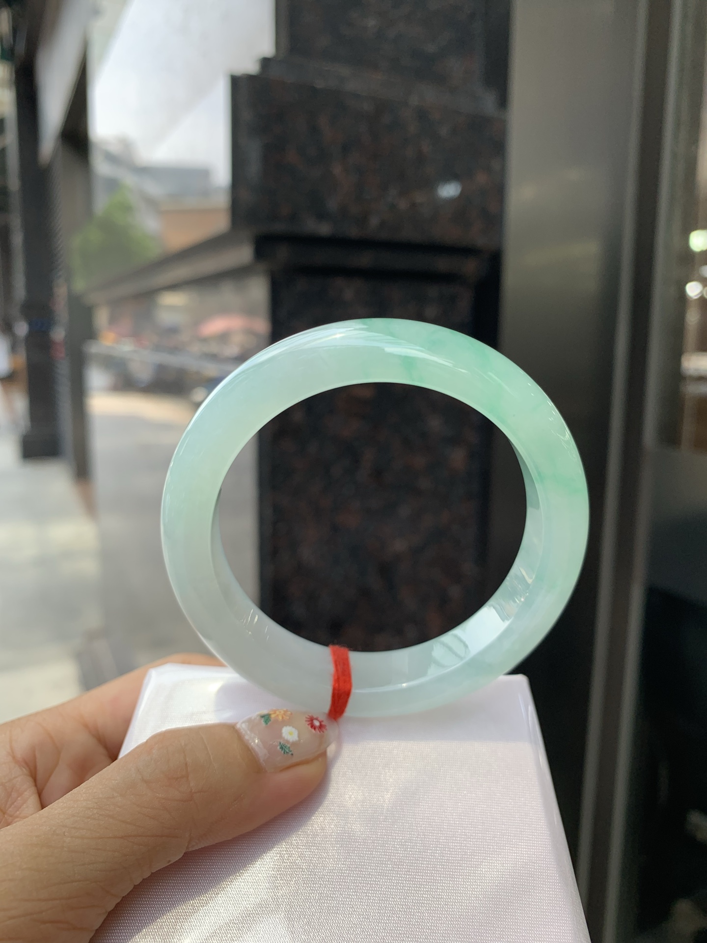 冰飘绿花正圈, 打灯细纹，底妆冰润，冰底中开出了朵朵绿花，飘花灵动飘逸，勾勒出一幅唯美诗意的山水意境画，古典优雅又秀气
