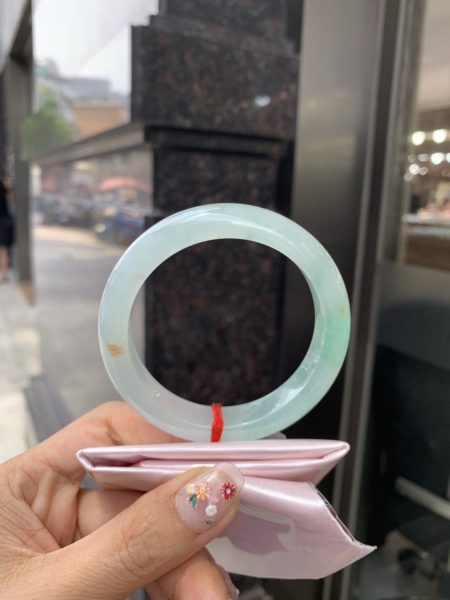 冰飘绿花洒金正圈 0523-N794 底妆冰透，冰底中开出了朵朵绿花，飘花灵动飘逸，几抹金桂花点缀，勾勒出一幅唯美诗意的山水意境画，优雅又秀气