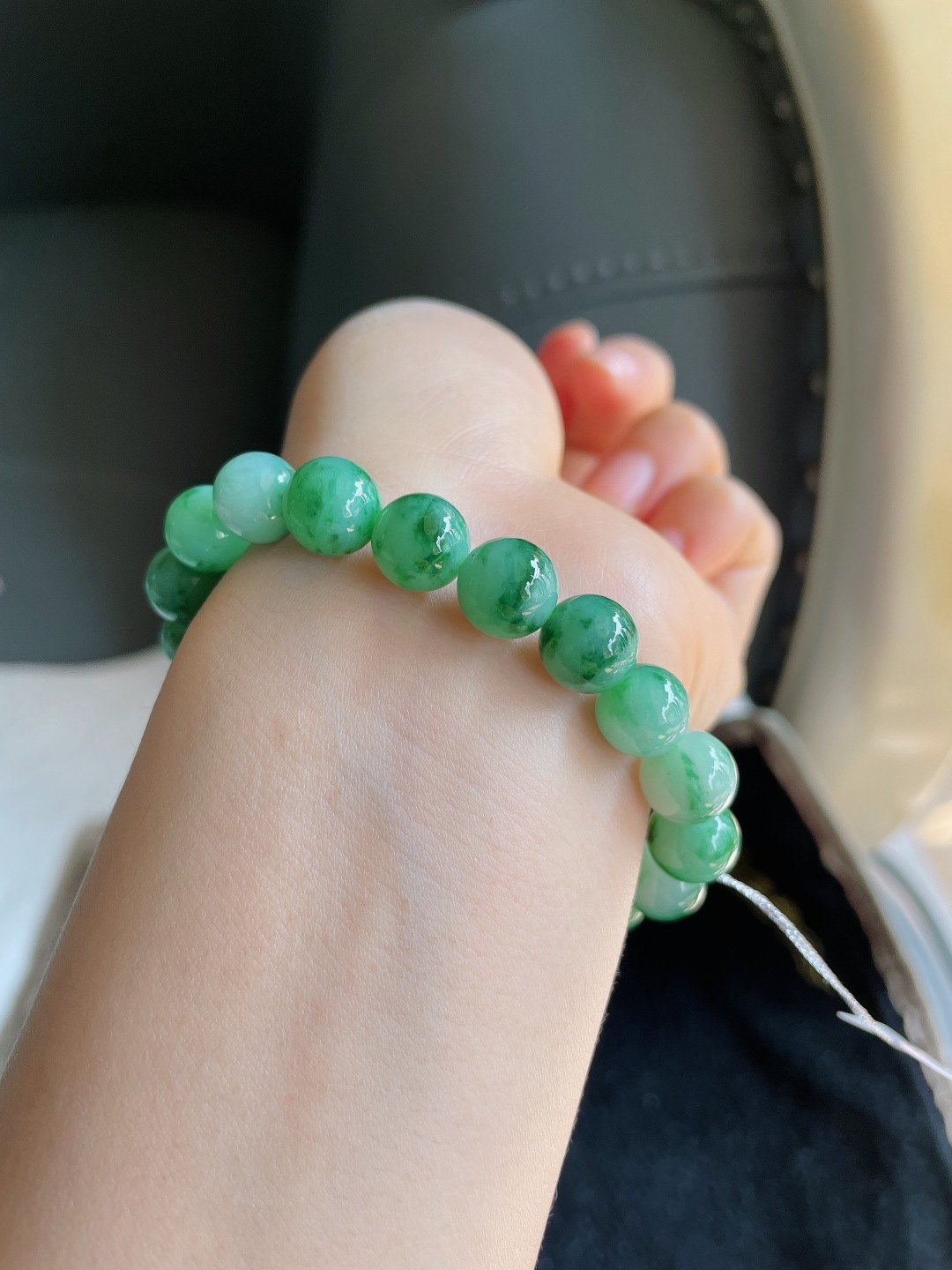 天然翡翠A货，飘绿手串，尺寸：9.5mm。【编3709】