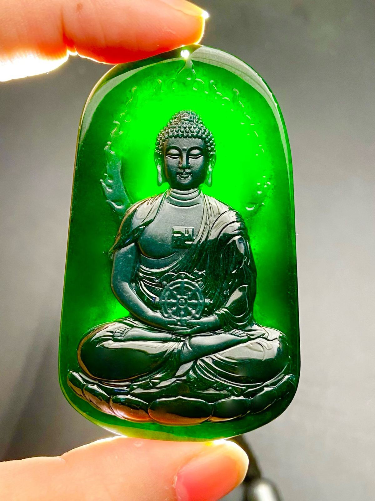 专拍链接【墨翠阿弥陀佛】
黑度极好
正阳绿底色     
种老起胶