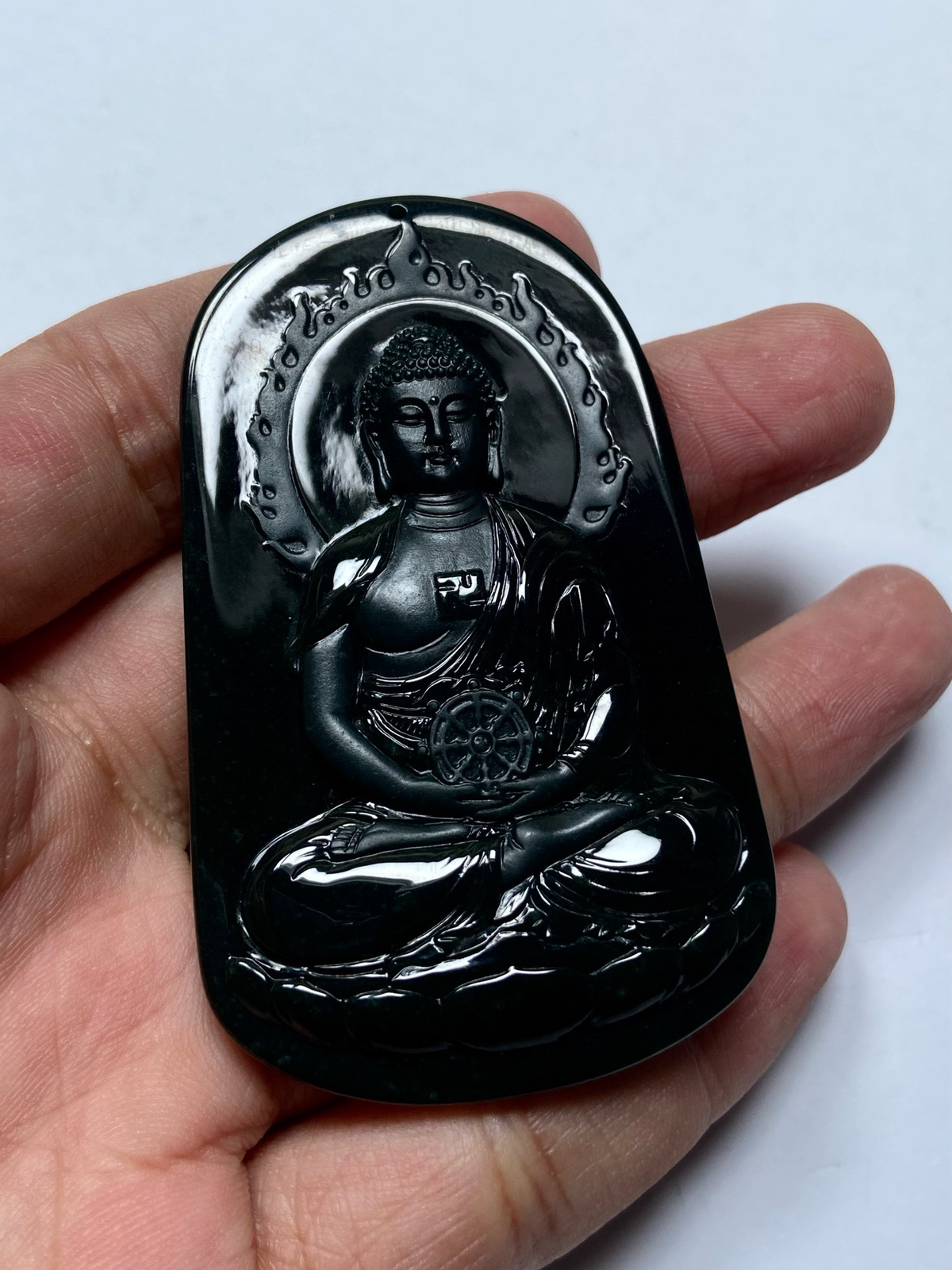 专拍链接【墨翠阿弥陀佛】
黑度极好
正阳绿底色     
种老起胶