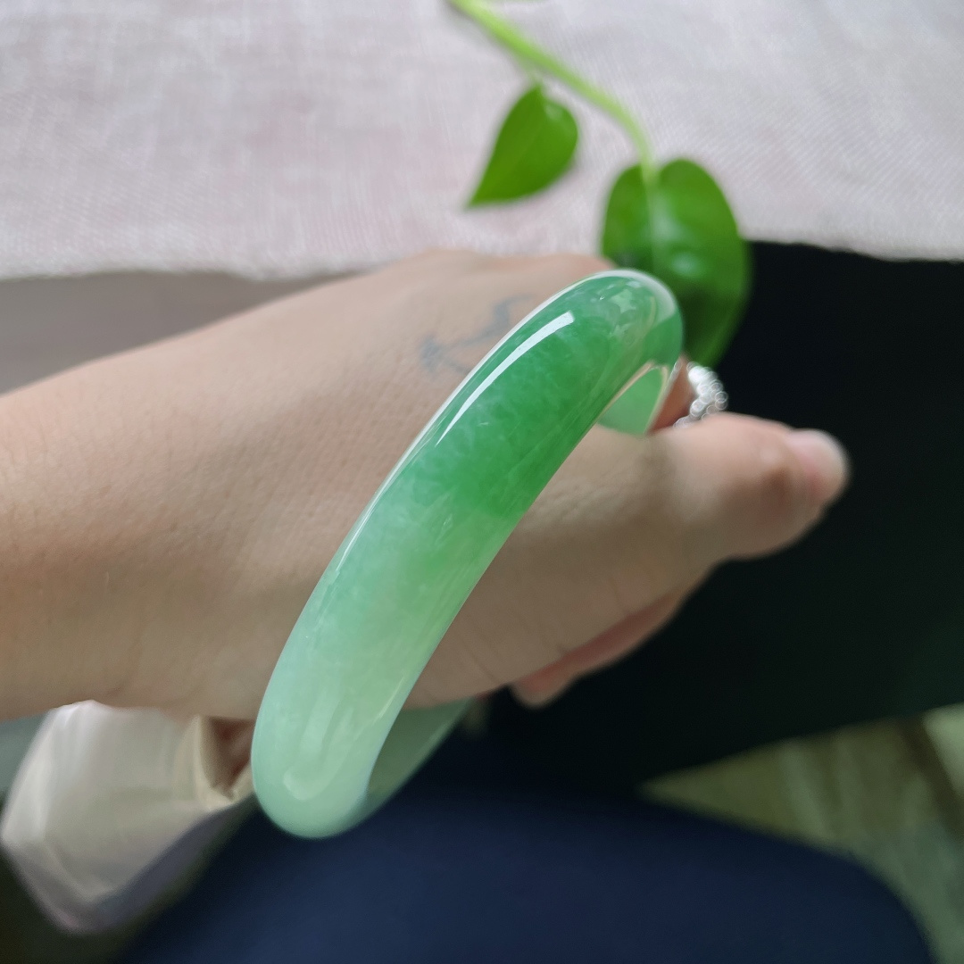 绿底正圈，渐变之色，颇有“如远山含黛，近水含烟”的意境美感，无裂，ss53421a