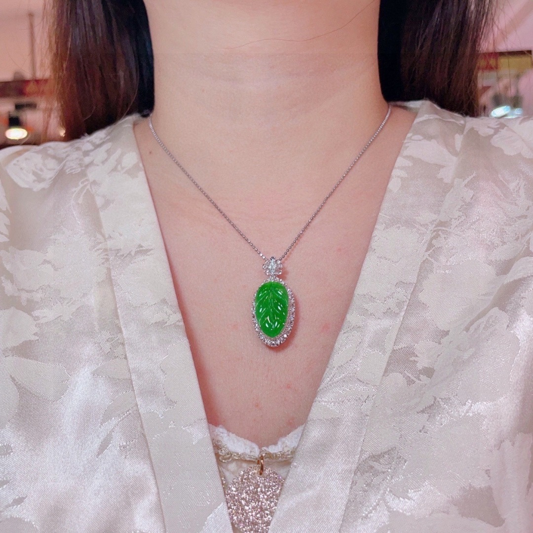翡翠A货 叶子吊坠, 阳绿满色，料子冰润细腻，种老起光，18k金镶真钻，上身佩戴效果很好 尺寸：36.5-16.8-10.5//22.1-12.5-3.2