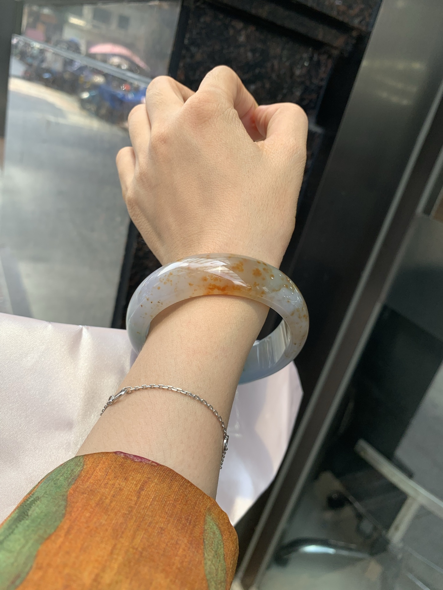 三彩洒金宽版正圈，打灯细纹，底妆冰润细腻，玉见三彩，镯藏星河，细腻的底妆里，晕染着温柔的淡紫底色，几抹绿花悄悄探头，再配上满天洒下的金桂花，像把春日的晚晴，夏夜的星光，都揉进这一圈圆满里。