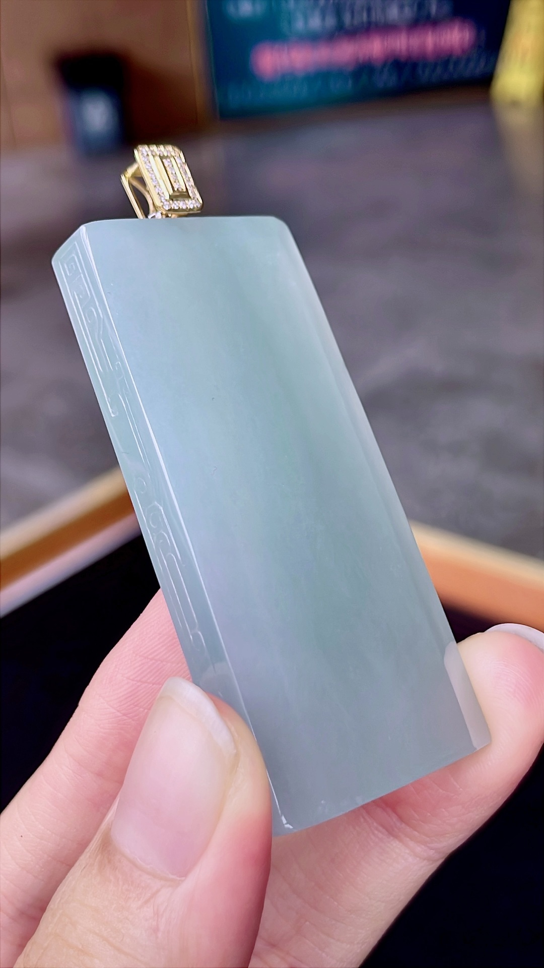 高冰晴水无事牌 油润起胶，种老肉厚，18k金镶嵌 整体：69 裸石：60/28.3/8