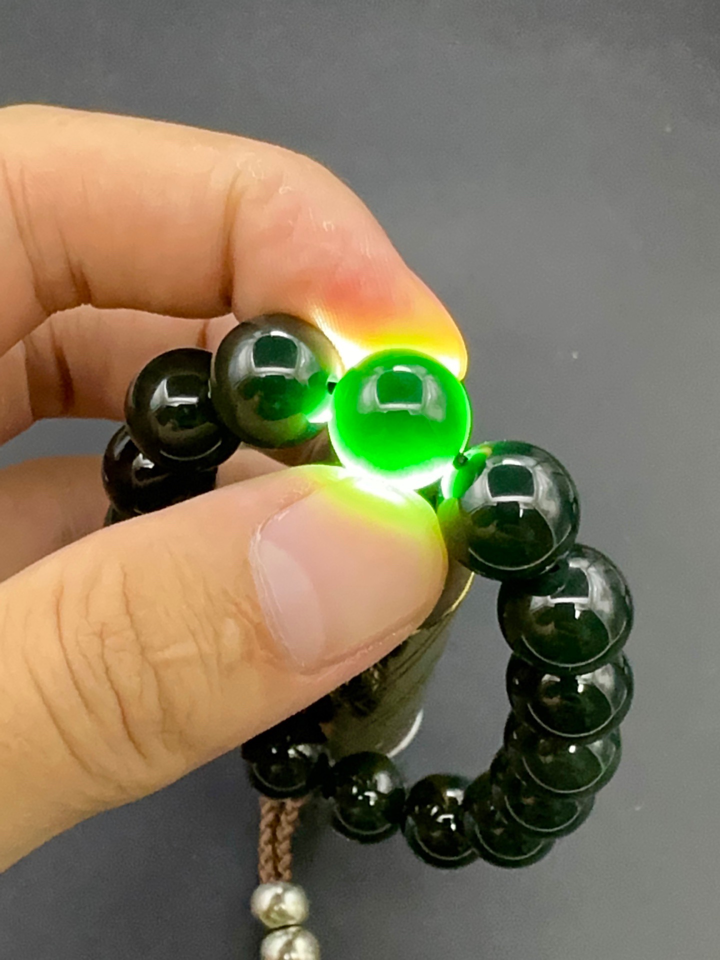 ：【墨翠手串12mm+】老坑高冰   黑度好  灯照全透  呈帝王绿  种老起光   底极细腻  圆润饱满