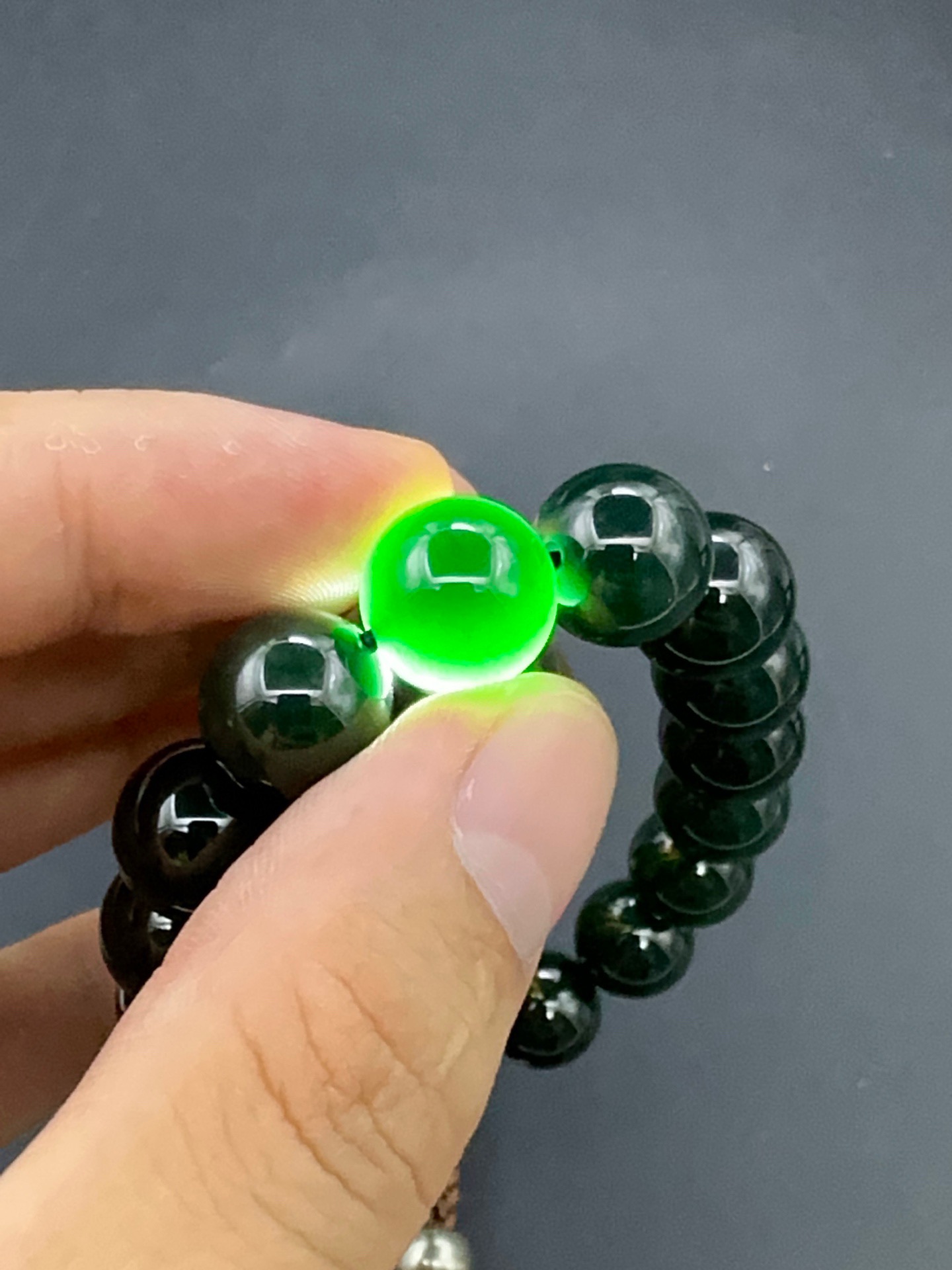 ：【墨翠手串12mm+】老坑高冰   黑度好  灯照全透  呈帝王绿  种老起光   底极细腻  圆润饱满