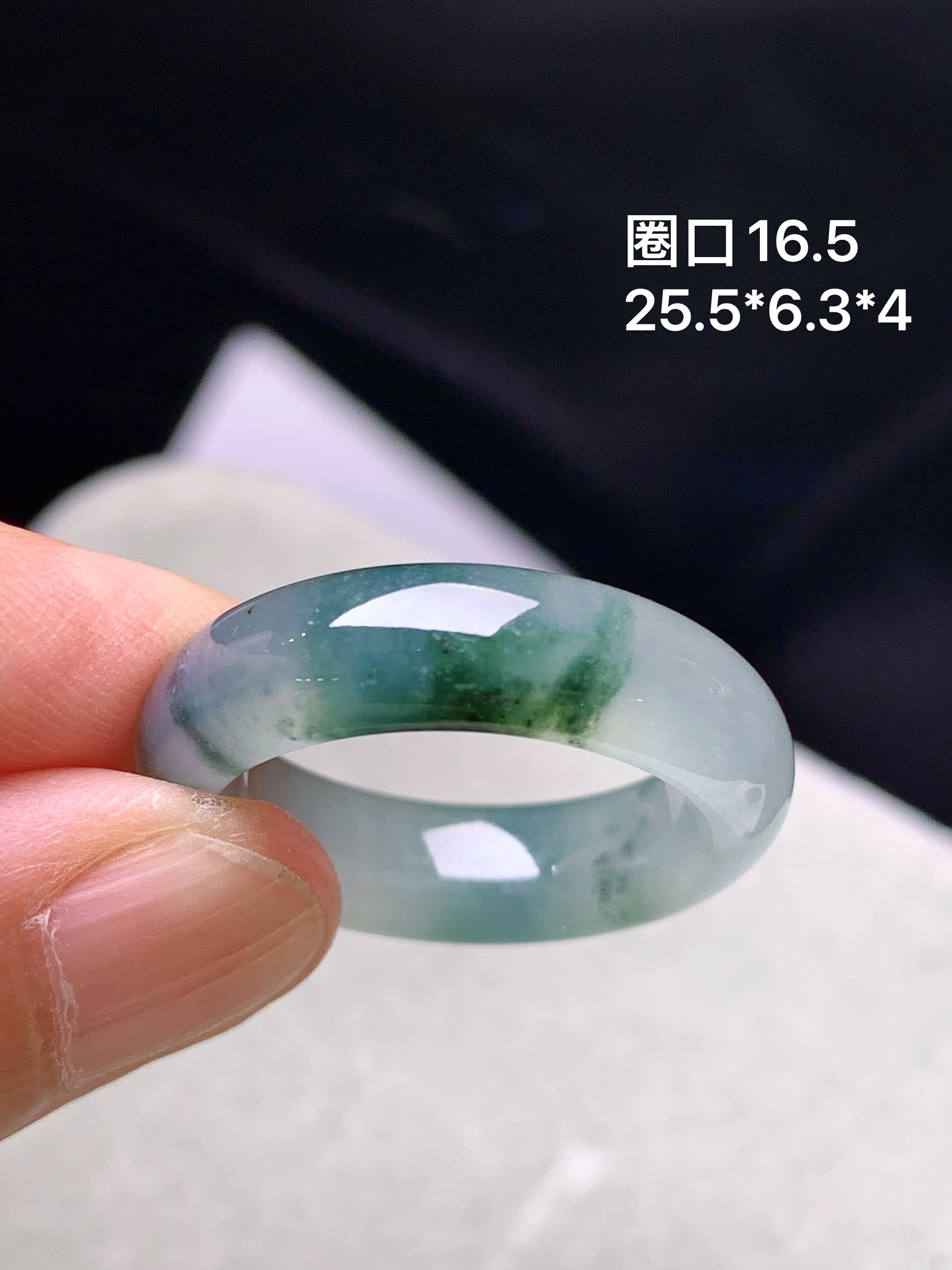 飘绿指环 玉质细腻 色泽艳丽清新 水润亮眼 圈口16.5 整体尺寸25.5*6.3*4 c1