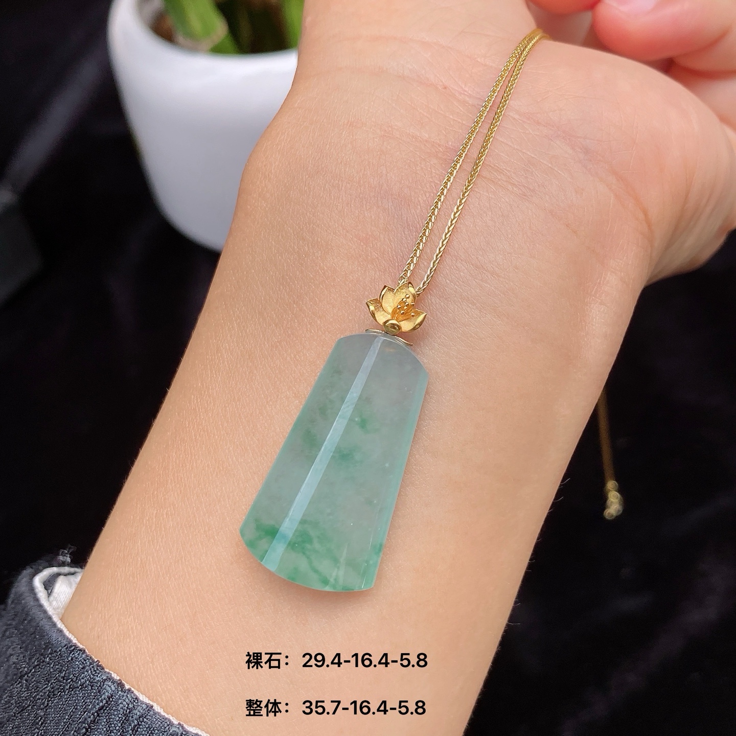 冰飘花无事柱 冰润宜人，料足水厚 飘花灵动，清雅飘逸 18k金扣，上身简约大方 尺寸如图一  实物更