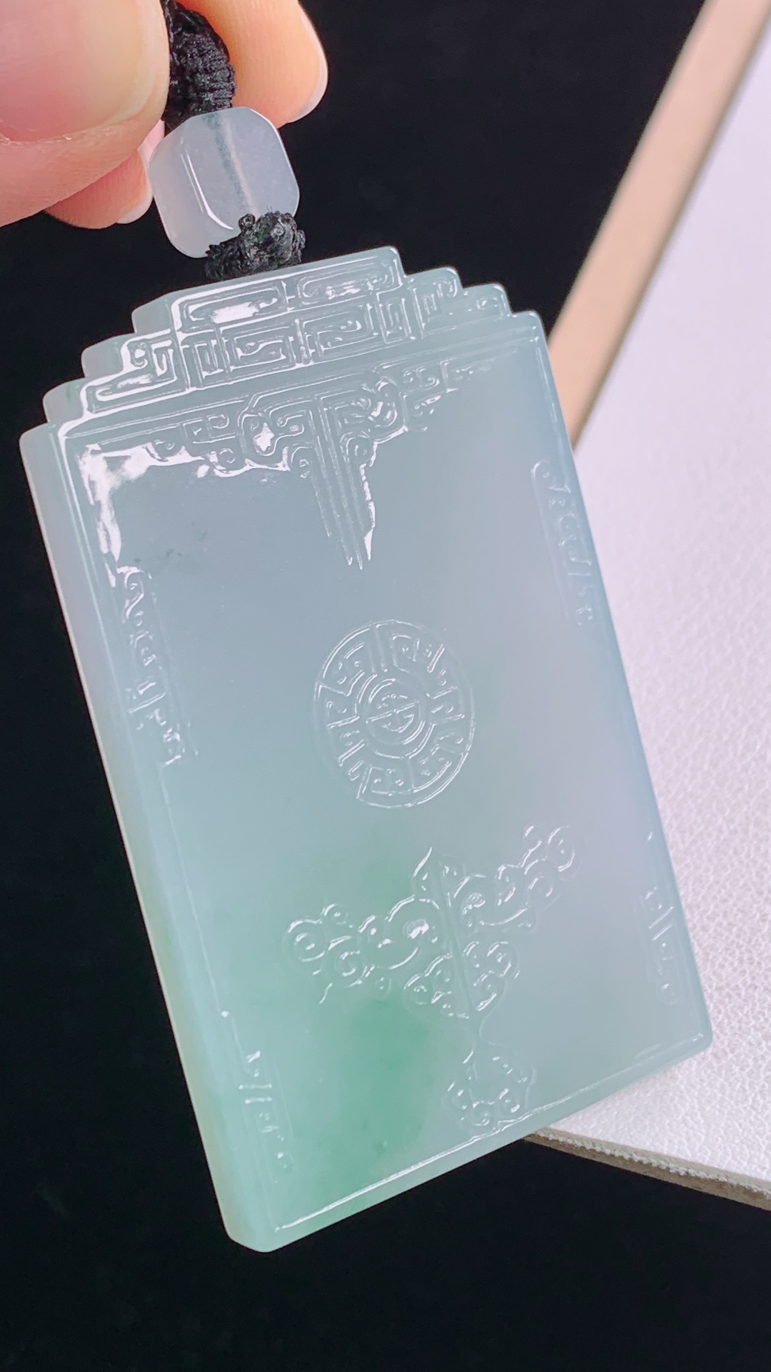 冰飘绿仿古牌,翠色灵动，底子细腻，无裂,尺寸:65.9-56.1-35.5-5.0mm 20