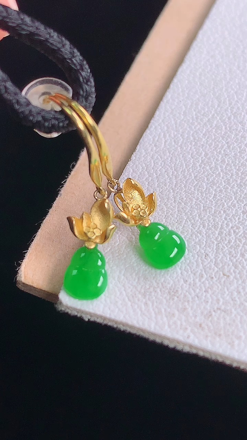 ️18K冰绿葫芦耳坠，无裂，尺寸:18.7-4.3-3.9-1.2mm 20